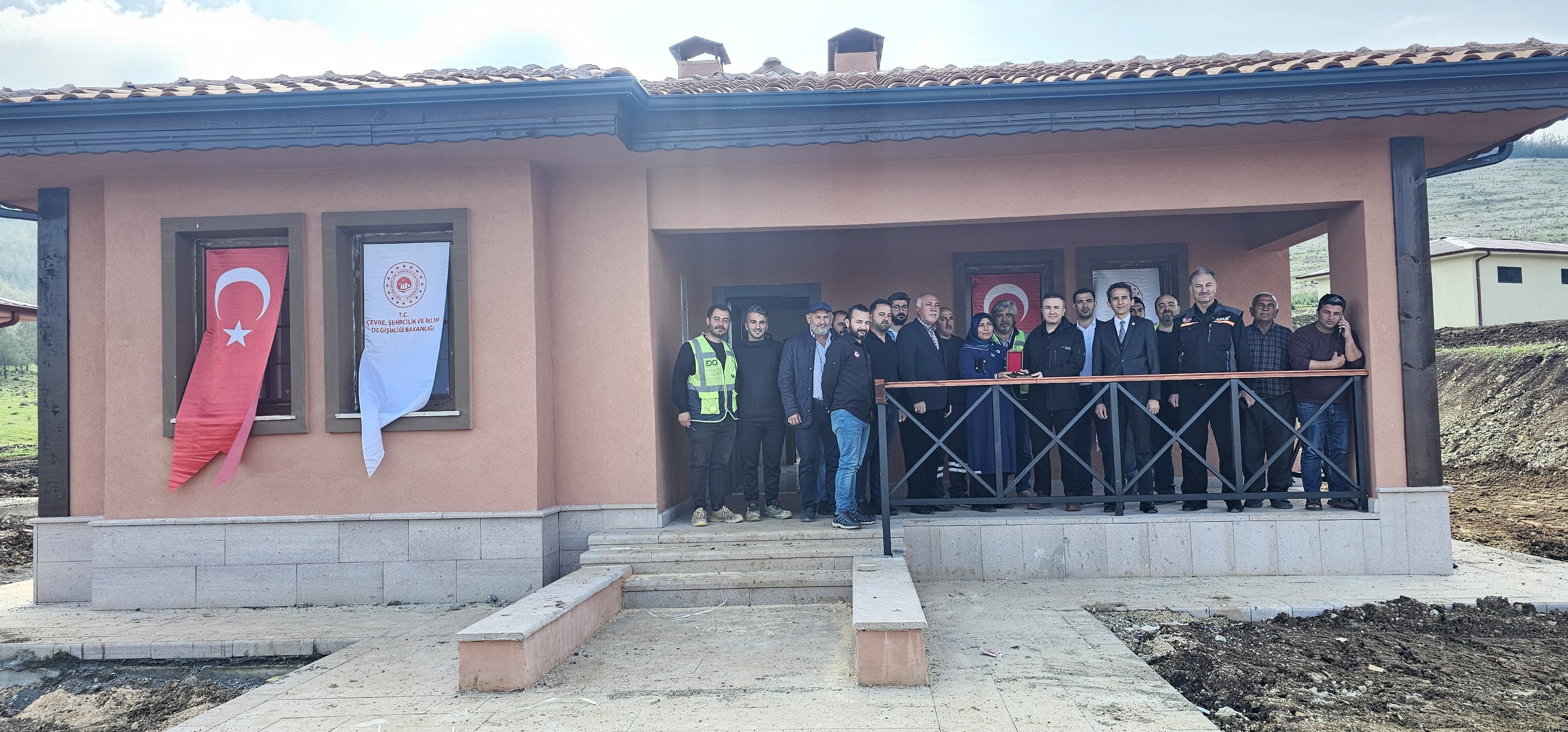 İl Müdürümüz Sayın Hakan ŞİMŞEK; AFAD İl Müdürü, Nurdağı Kaymakamı ve Nurdağı Belediye Başkanı ile Nurdağı Meshöyük Mahallesinde Köy Evlerinin anahtar teslimini gerçekleştirdiler.