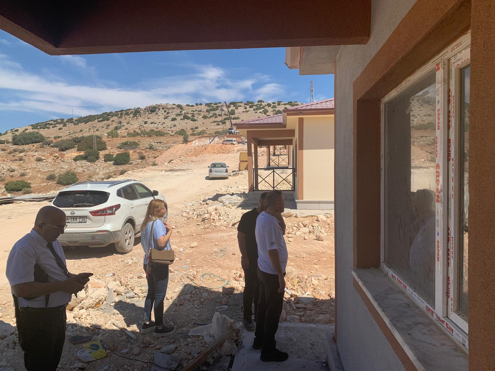 İl müdürümüz hakan şimşek milli emlak başkanımız Abdulkadir Temel Orhan yapım şube müdürümüz Seval özel Nizip ve Karkamış ilçelerimizde yapılan deprem konutlarında incelemelerde bulundu