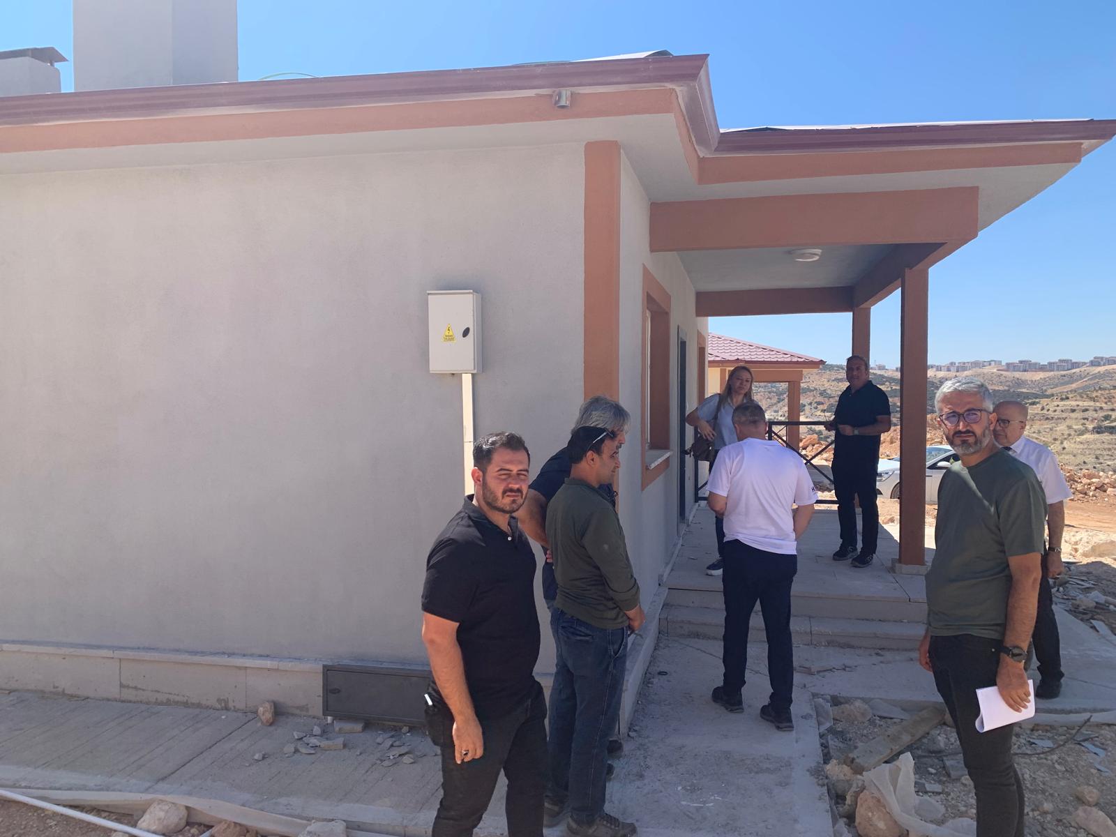 İl müdürümüz hakan şimşek milli emlak başkanımız Abdulkadir Temel Orhan yapım şube müdürümüz Seval özel Nizip ve Karkamış ilçelerimizde yapılan deprem konutlarında incelemelerde bulundu