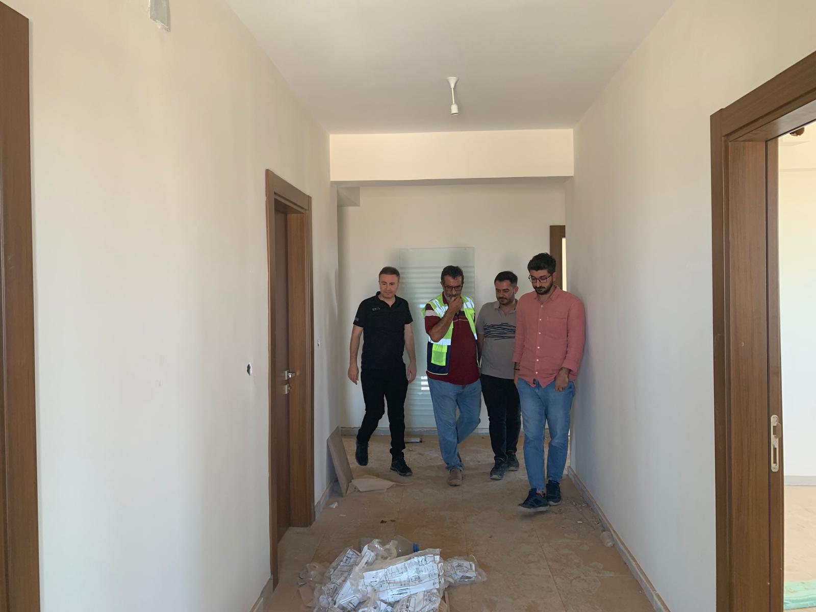 İl Müdürümüz Hakan Şimşek, Milli Emlak Başkanımız Abdulkadir Temel Orhan, Yapım Şube Müdürümüz Seval Özel İslahiye ve Nurdağı ilçelerimizde yapılan deprem konutlarında incelemelerde bulundu.