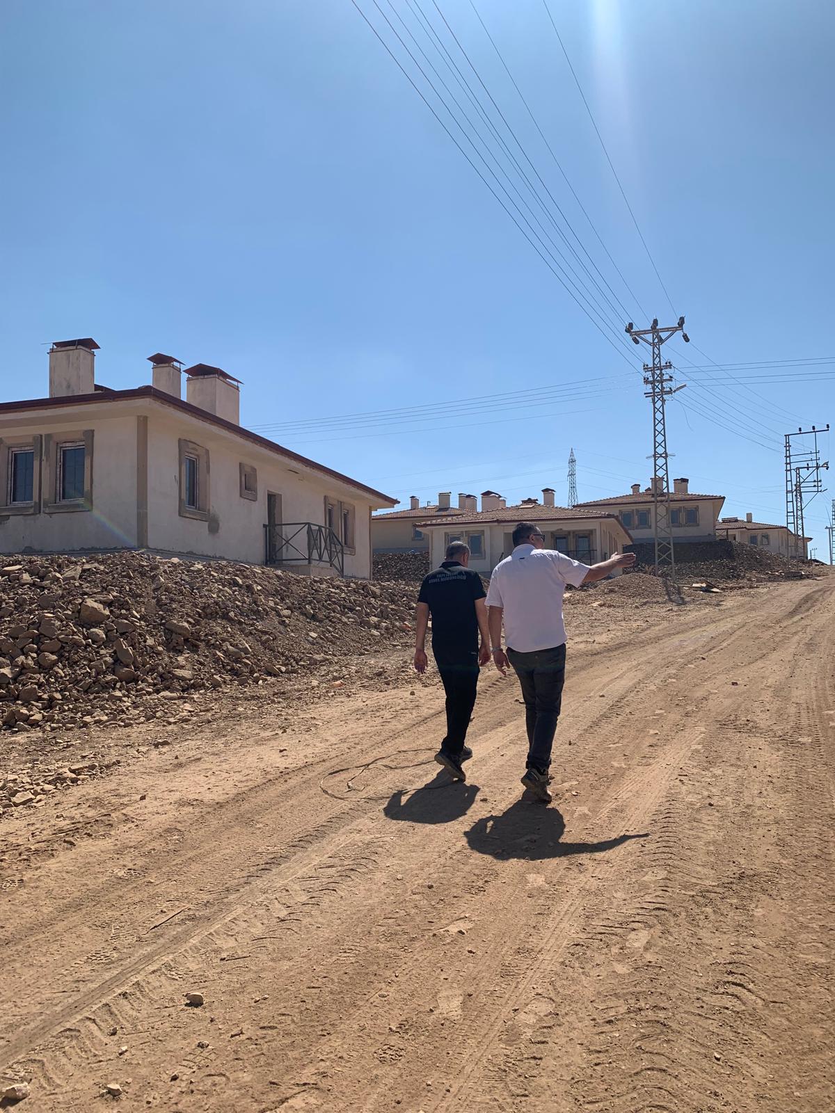 İl Müdürümüz Hakan Şimşek, Milli Emlak Başkanımız Abdulkadir Temel Orhan, Yapım Şube Müdürümüz Seval Özel İslahiye ve Nurdağı ilçelerimizde yapılan deprem konutlarında incelemelerde bulundu.