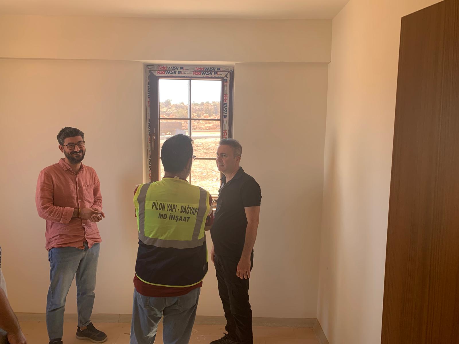 İl Müdürümüz Hakan Şimşek, Milli Emlak Başkanımız Abdulkadir Temel Orhan, Yapım Şube Müdürümüz Seval Özel İslahiye ve Nurdağı ilçelerimizde yapılan deprem konutlarında incelemelerde bulundu.