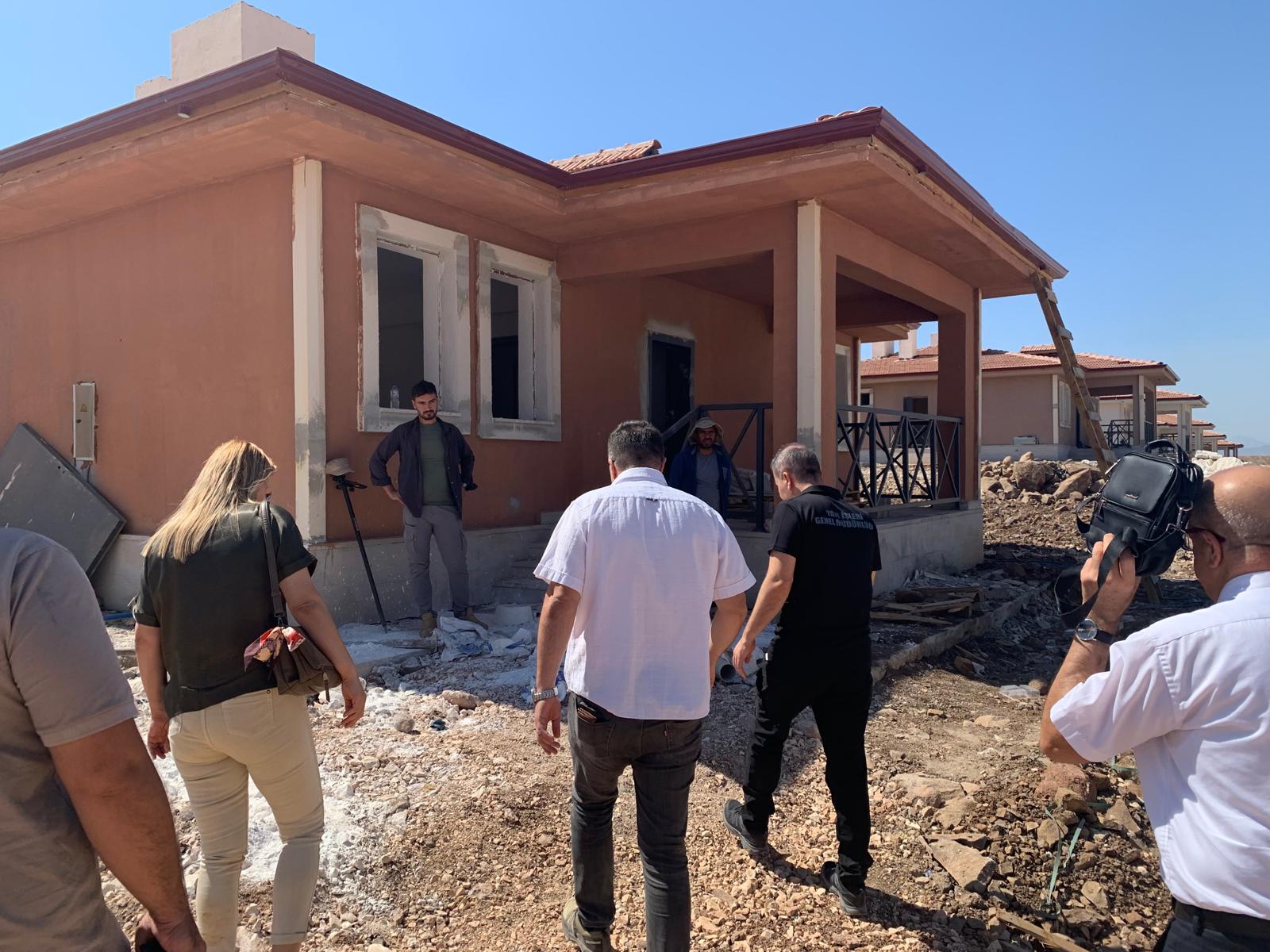 İl Müdürümüz Hakan Şimşek, Milli Emlak Başkanımız Abdulkadir Temel Orhan, Yapım Şube Müdürümüz Seval Özel İslahiye ve Nurdağı ilçelerimizde yapılan deprem konutlarında incelemelerde bulundu.