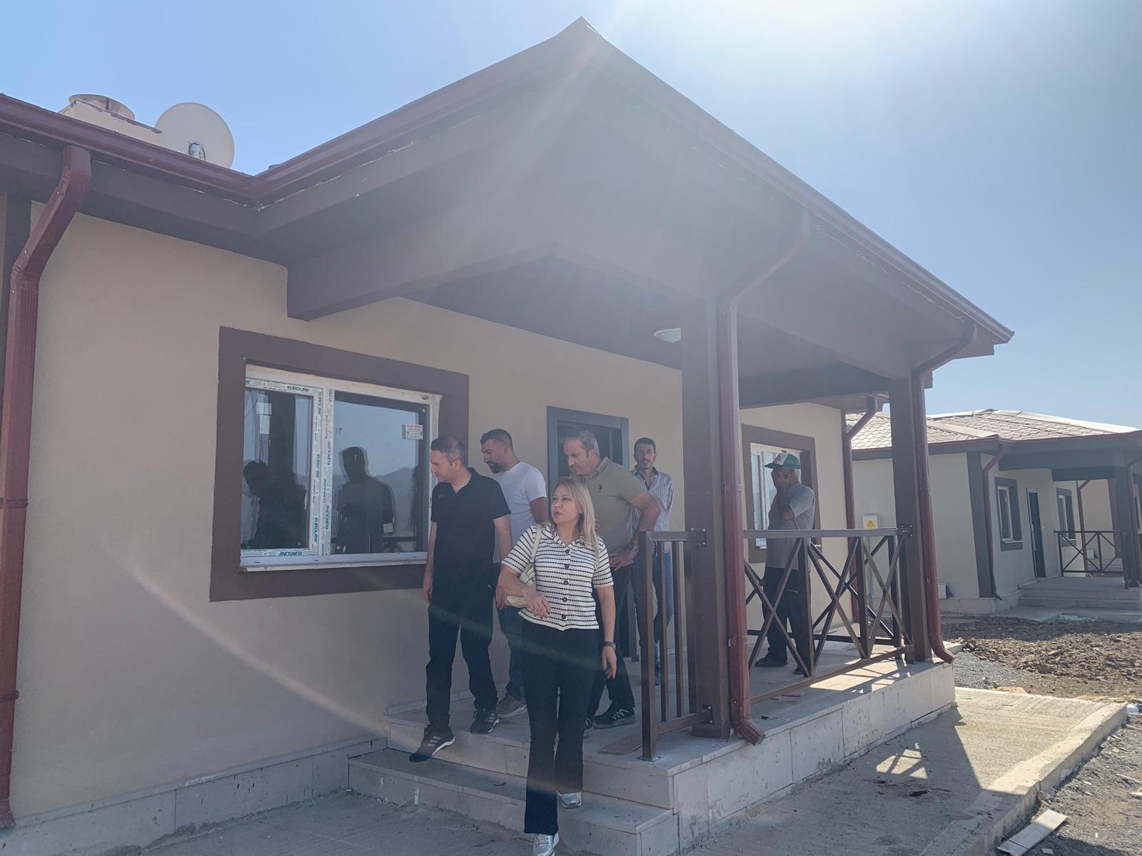 İl Müdürümüz Hakan ŞİMŞEK, Yapım Şube Müdürümüz Seval ÖZEL; İslahiye ve Nurdağı ilçelerimizde yapılan rezerv alanlarda ve kırsal deprem konutlarında incelemelerde bulundu.