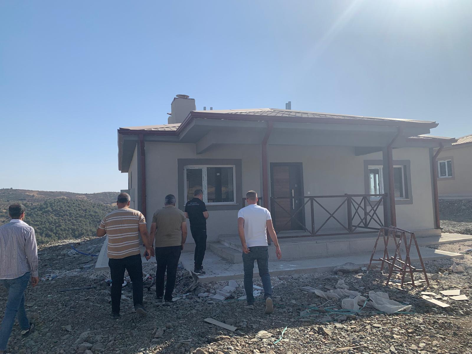 İl Müdürümüz Hakan ŞİMŞEK, Yapım Şube Müdürümüz Seval ÖZEL; İslahiye ve Nurdağı ilçelerimizde yapılan rezerv alanlarda ve kırsal deprem konutlarında incelemelerde bulundu.