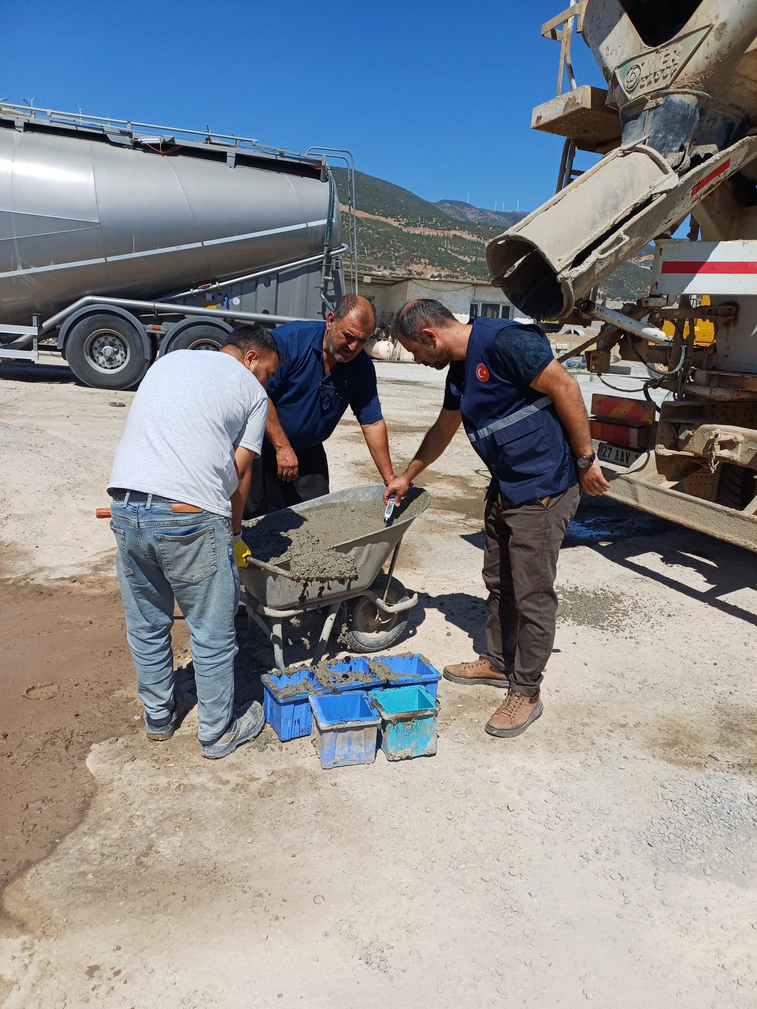 İlimiz genelinde piyasaya hazır beton arz eden firmalara yönelik denetimlerimiz devam etmektedir.