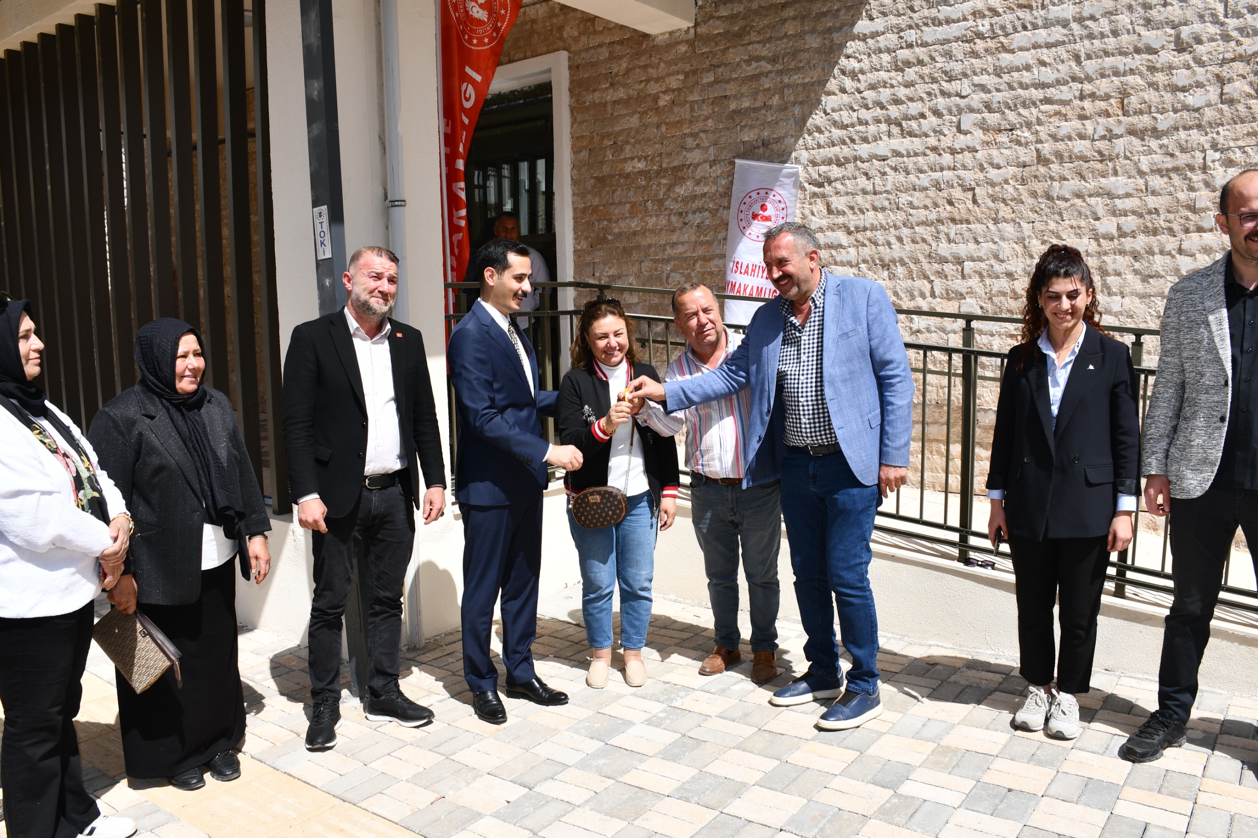 İslahiye‘de  42 konut,  28 ticaretin anahtarları yapı sahiplerine teslim edilmeye başlamıştır.
