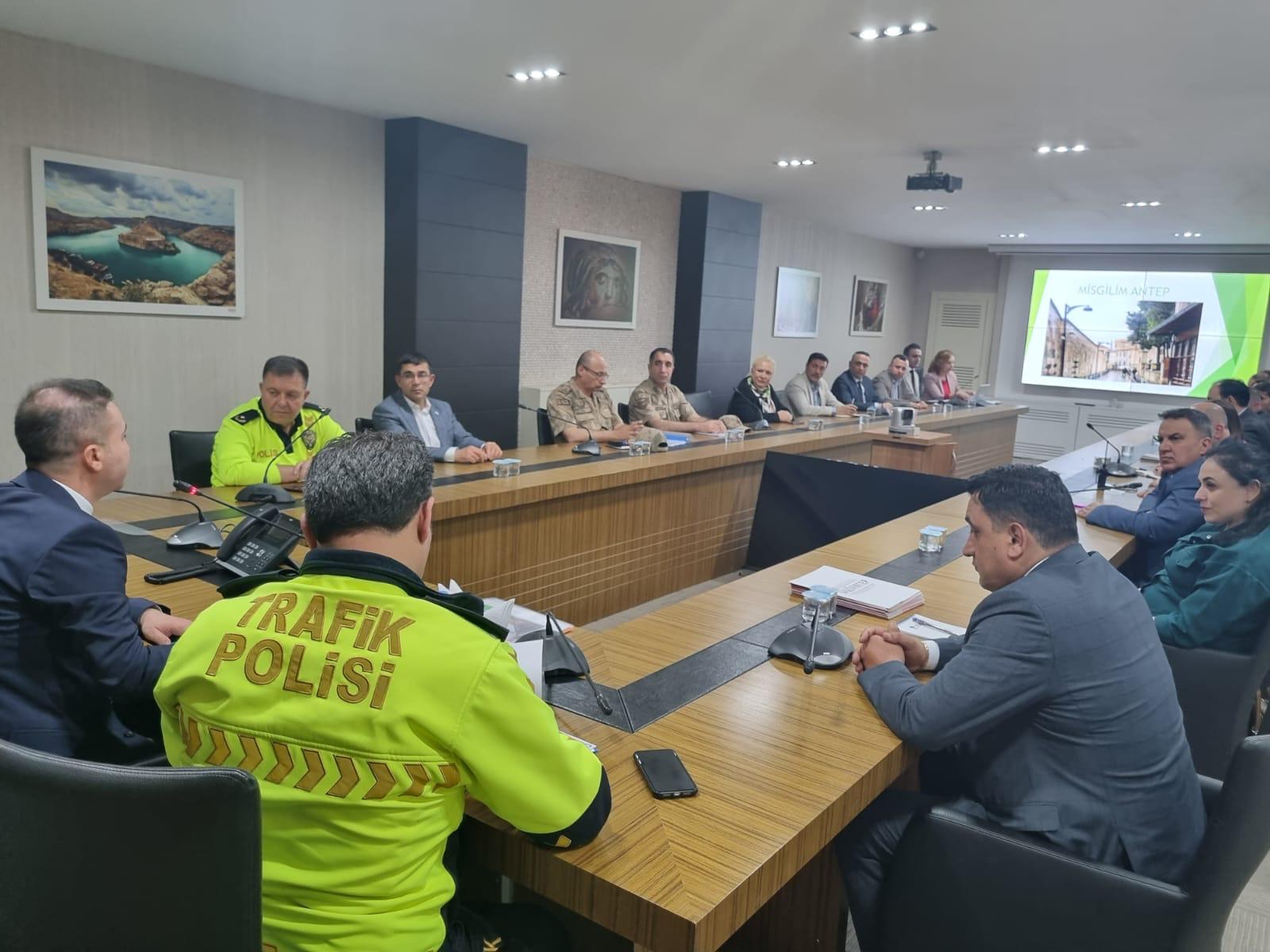 l Müdürümüz Sayın Hakan Şimşek başkanlığında, kamu kurumu temsilcileri ve STK temsilcilerinin de katılımıyla ilimizde hayata geçirilecek olan çevre projeleri için toplantı yapıldı.