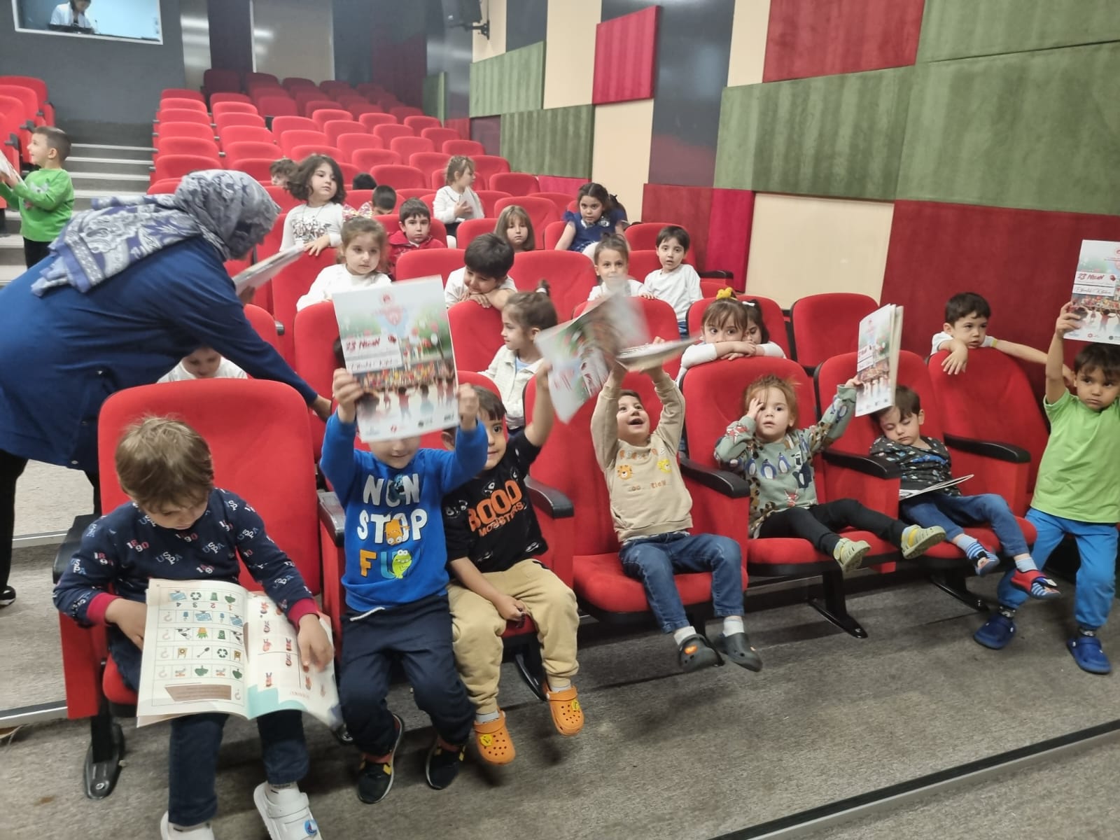 Özel Gaziantep Birey Koleji Anaokulu öğrencilerine,  İl Müdürlüğümüzün görev ve sorumluluk alanları anlatılmış, Sıfır Atık ve Geri Dönüşüm konulu eğitimler verilmiş, Bakanlığımızca hazırlanmış olan 23 Nisan etkinlik kitabımız öğrencilere dağıtılmıştır.