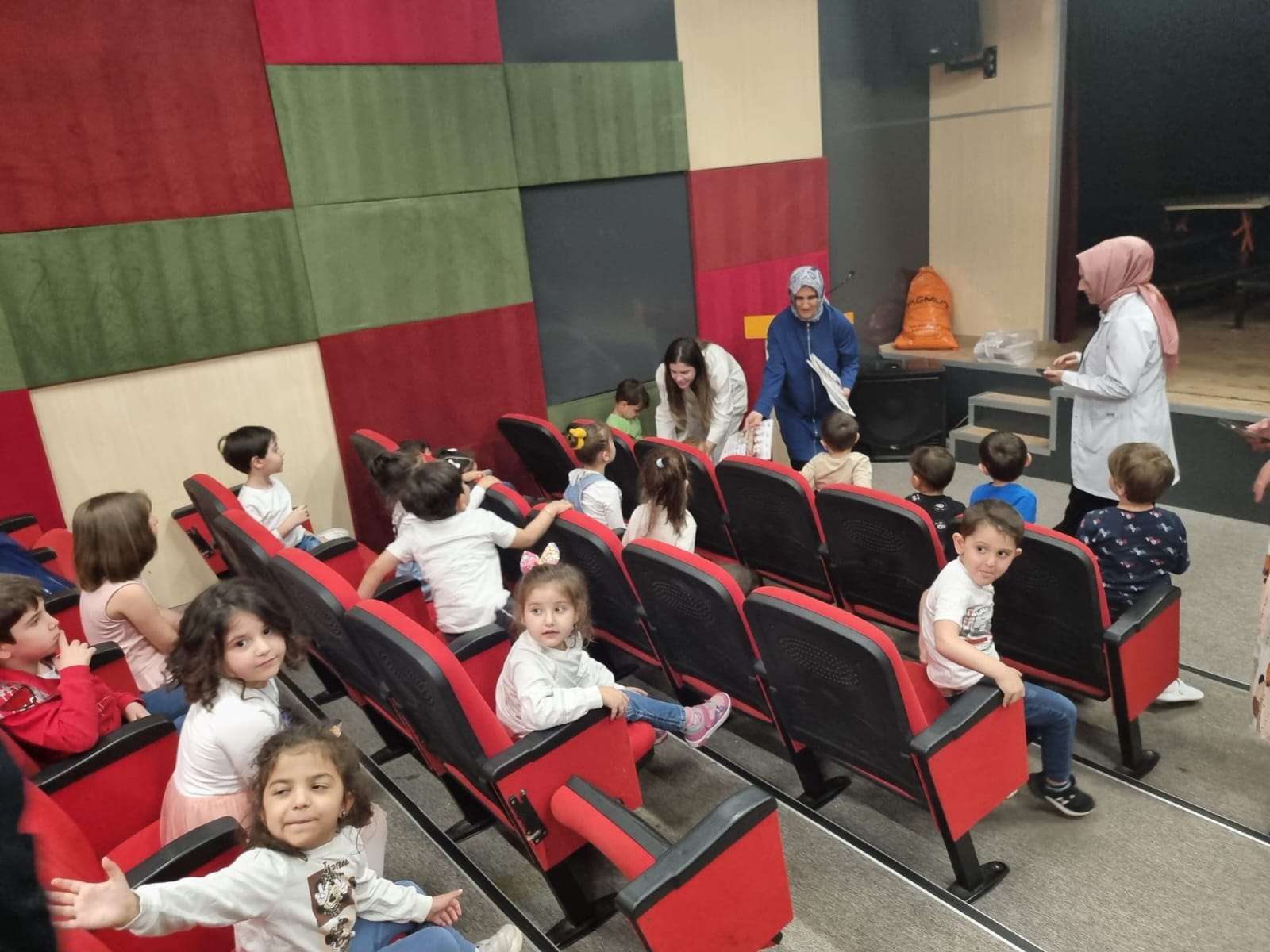 Özel Gaziantep Birey Koleji Anaokulu öğrencilerine,  İl Müdürlüğümüzün görev ve sorumluluk alanları anlatılmış, Sıfır Atık ve Geri Dönüşüm konulu eğitimler verilmiş, Bakanlığımızca hazırlanmış olan 23 Nisan etkinlik kitabımız öğrencilere dağıtılmıştır.