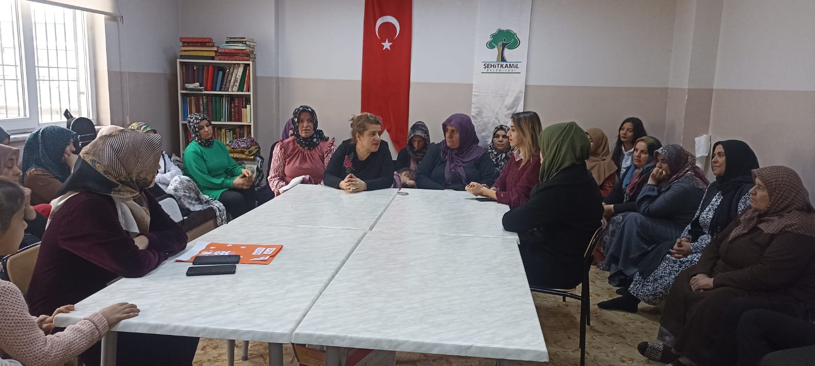 Sıfır atık, geri dönüşüm, su hava toprak kirlilikleri hususlarında Şehitkamil aile merkezlerinde bulunan kursiyerlere eğitim verilmektedir