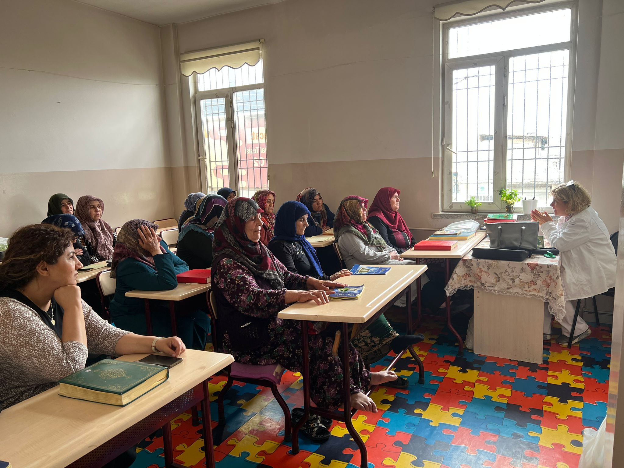 Sıfır atık, geri dönüşüm, su, hava, toprak kirlilikleri hususlarında Şehitkamil aile merkezlerinde bulunan kursiyerlere eğitim verilmektedir