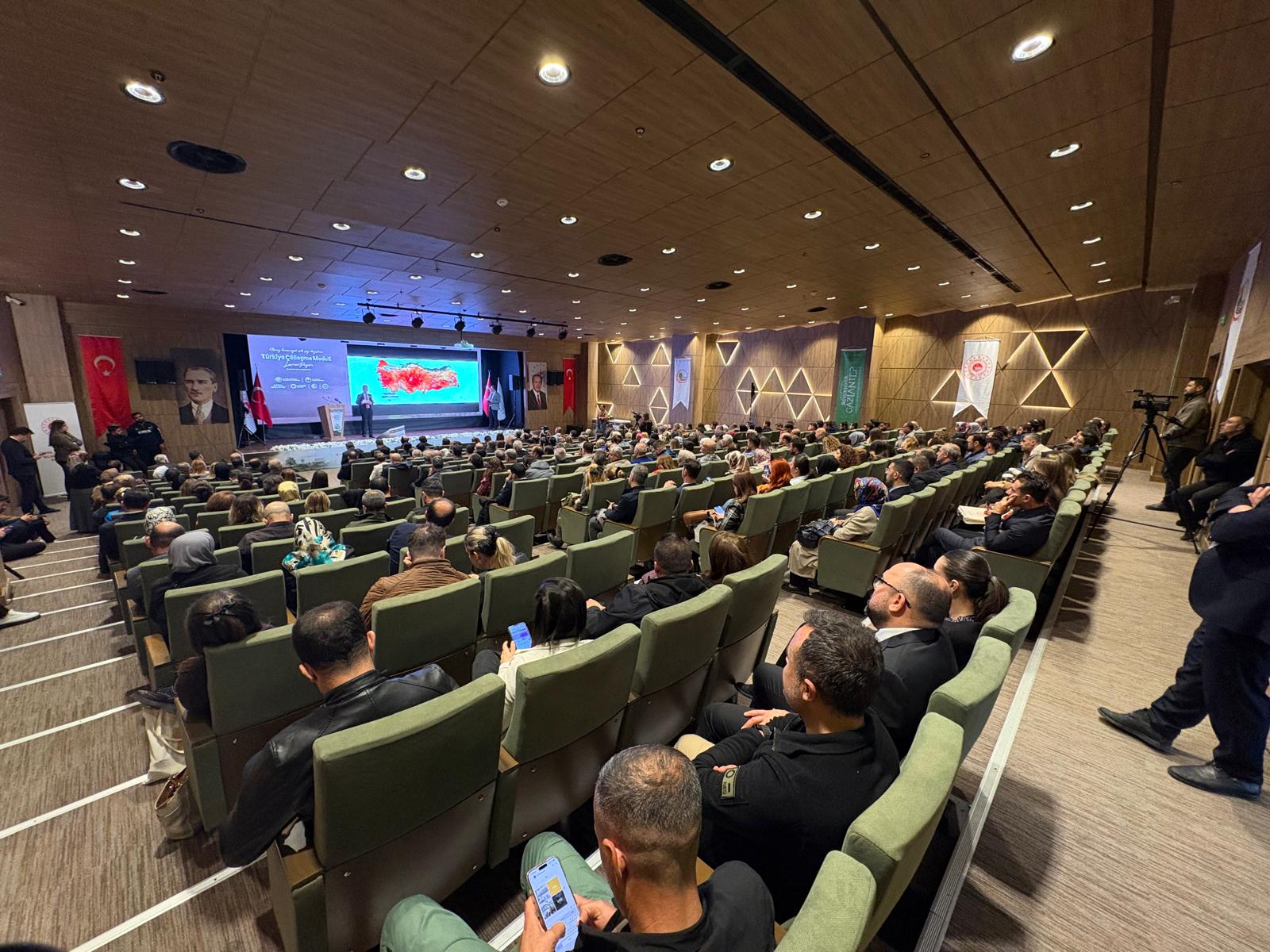 Türkiye’nin çölleşme ile mücadelede bilim temelli yaklaşımını güçlendiren Türkiye Çölleşme Modeli; Gaziantep’te düzenlenen ve üst düzey yöneticiler ile akademisyenlerin katıldığı programla kamuoyuna tanıtıldı.
