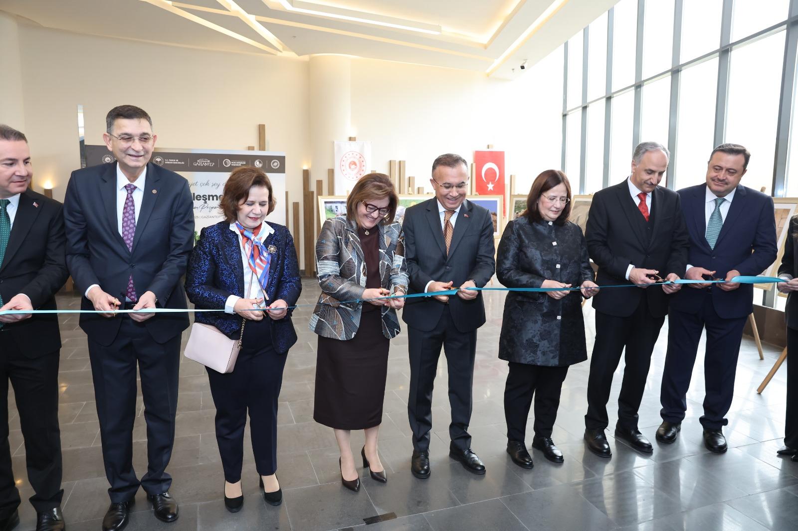 Türkiye’nin çölleşme ile mücadelede bilim temelli yaklaşımını güçlendiren Türkiye Çölleşme Modeli; Gaziantep’te düzenlenen ve üst düzey yöneticiler ile akademisyenlerin katıldığı programla kamuoyuna tanıtıldı.