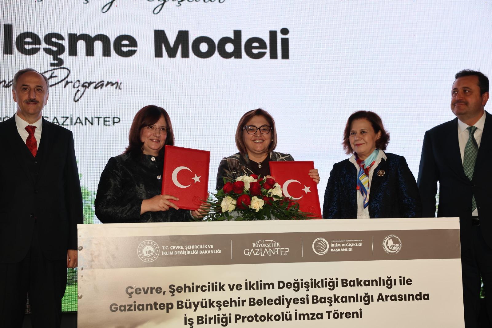 Türkiye’nin çölleşme ile mücadelede bilim temelli yaklaşımını güçlendiren Türkiye Çölleşme Modeli; Gaziantep’te düzenlenen ve üst düzey yöneticiler ile akademisyenlerin katıldığı programla kamuoyuna tanıtıldı.