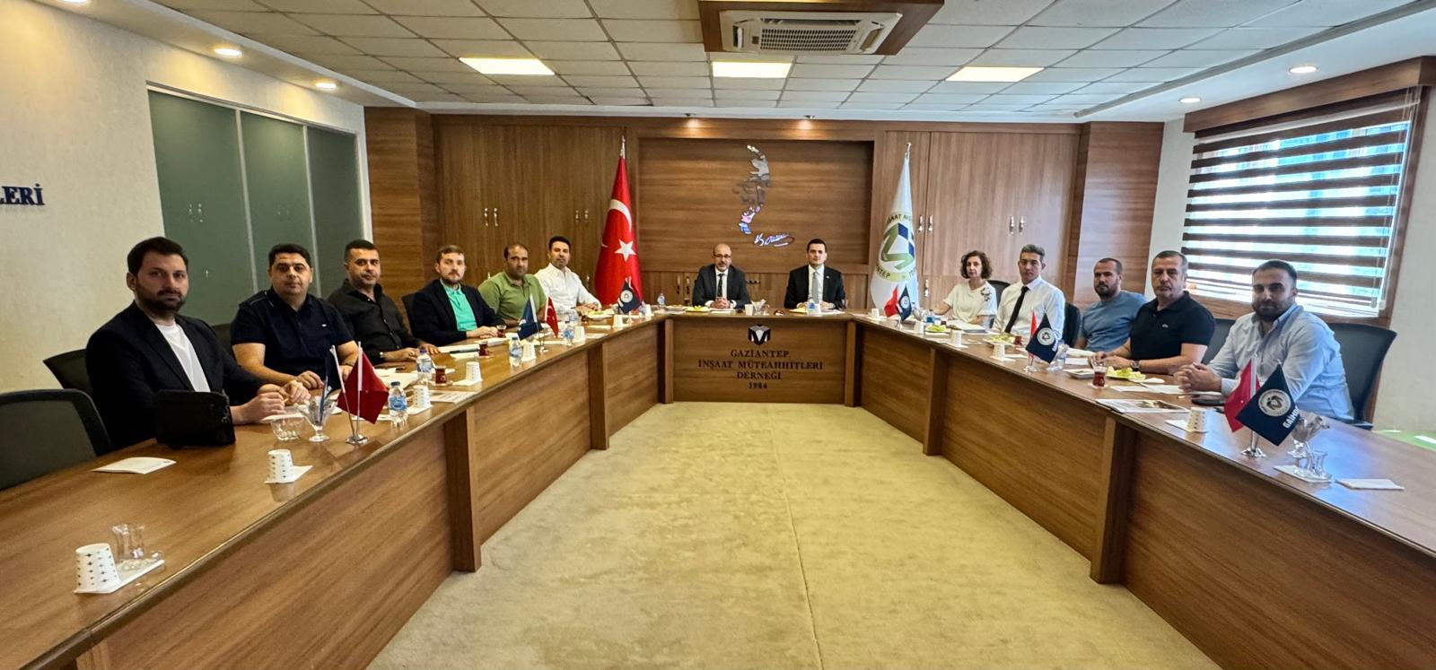 Yapı Müteahhitlerinin Sınıflandırılması ve Kayıtlarının Tutulması Hakkında Yönetmelik kapsamında yapılan değişikliklere ilişkin bilgilendirme toplantısı yapıldı.