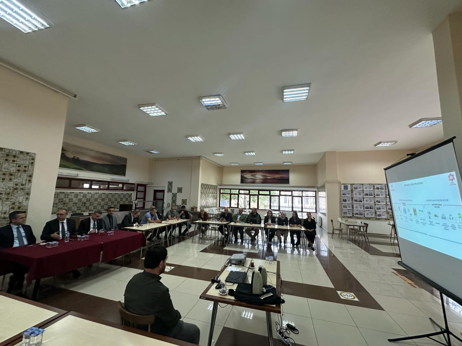 Zorunlu Depozito Yönetim Sistemi Uygulamaları kapsamında Türkiye Çevre Ajansı Başkan Yardımcısı Dr.Zübeyir DEDEOĞLU tarafından bilgilendirme yapılmıştır.