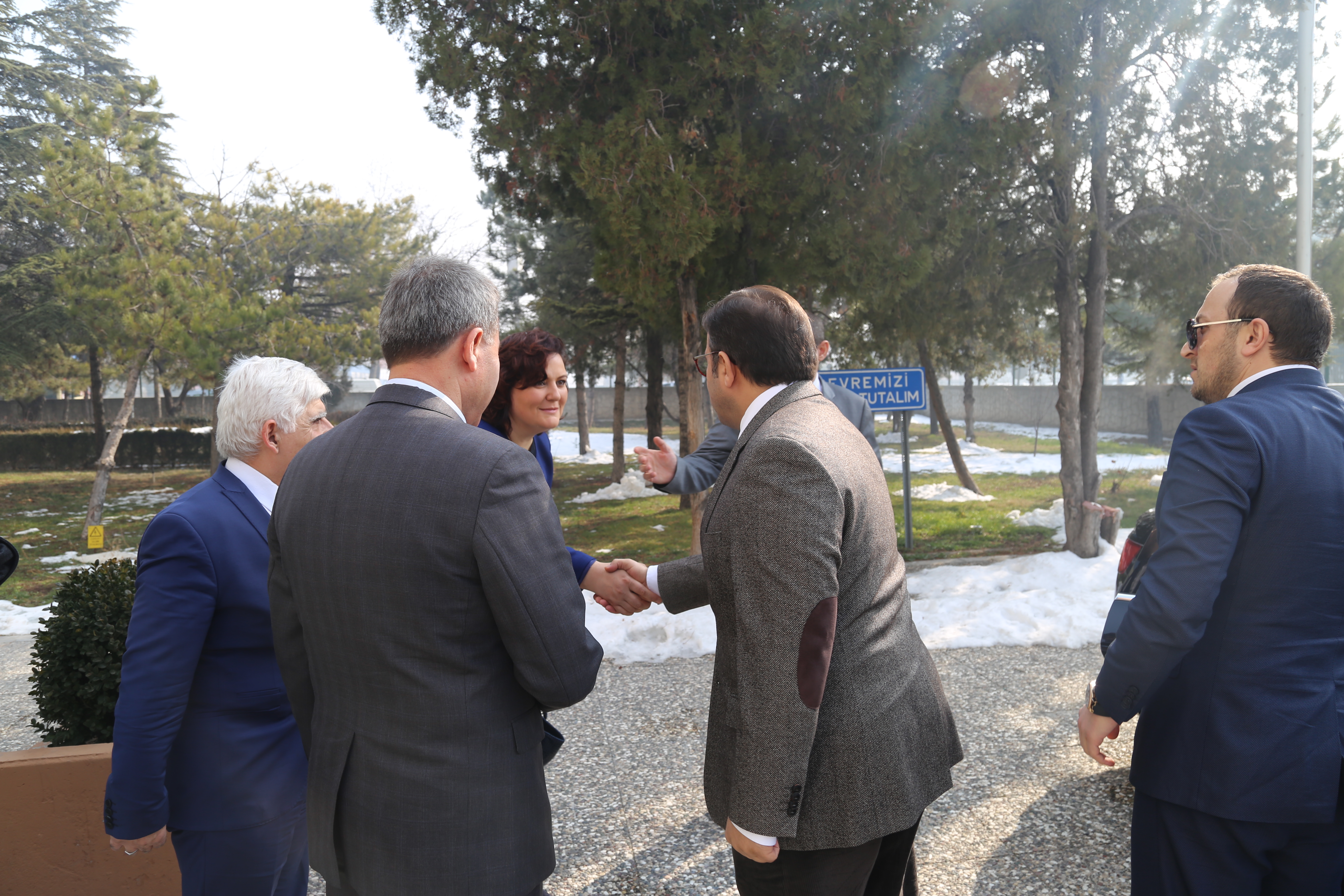 Müsteşar Yardımcımız Sayın Refik TUZCUOĞLU Konya Çevre ve Şehircilik  İl Müdürlüğüne kurumsal faaliyetler hakkında istişarelerde bulunmak üzere ziyaret etmişlerdir.