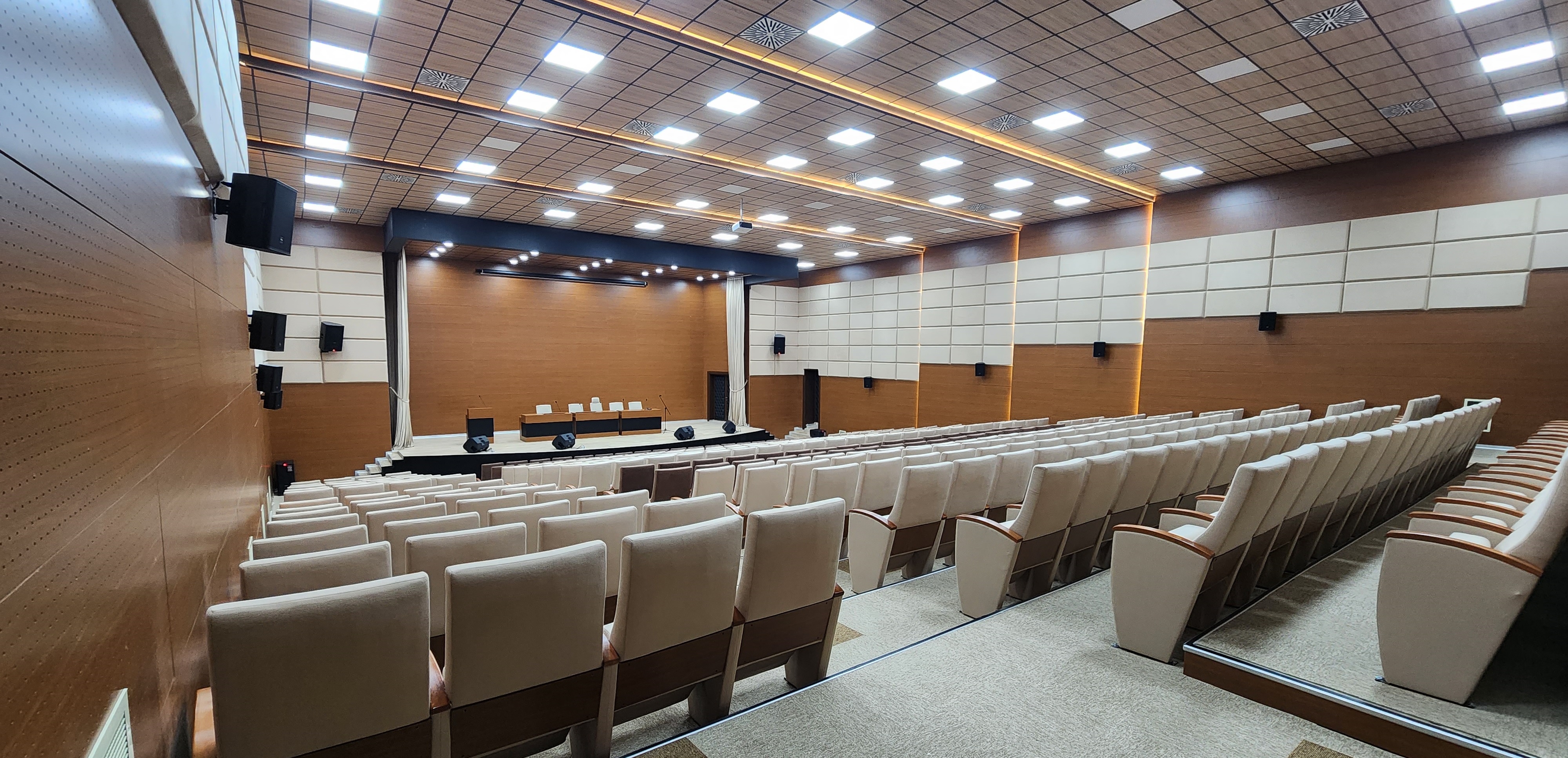 Valimiz Sayın Enver ÜNLÜ Hizmet Binamızda Yapımı Tamamlanmak Üzere Olan Çotanak Konferans Salonunda İncelemelerde Bulundu
