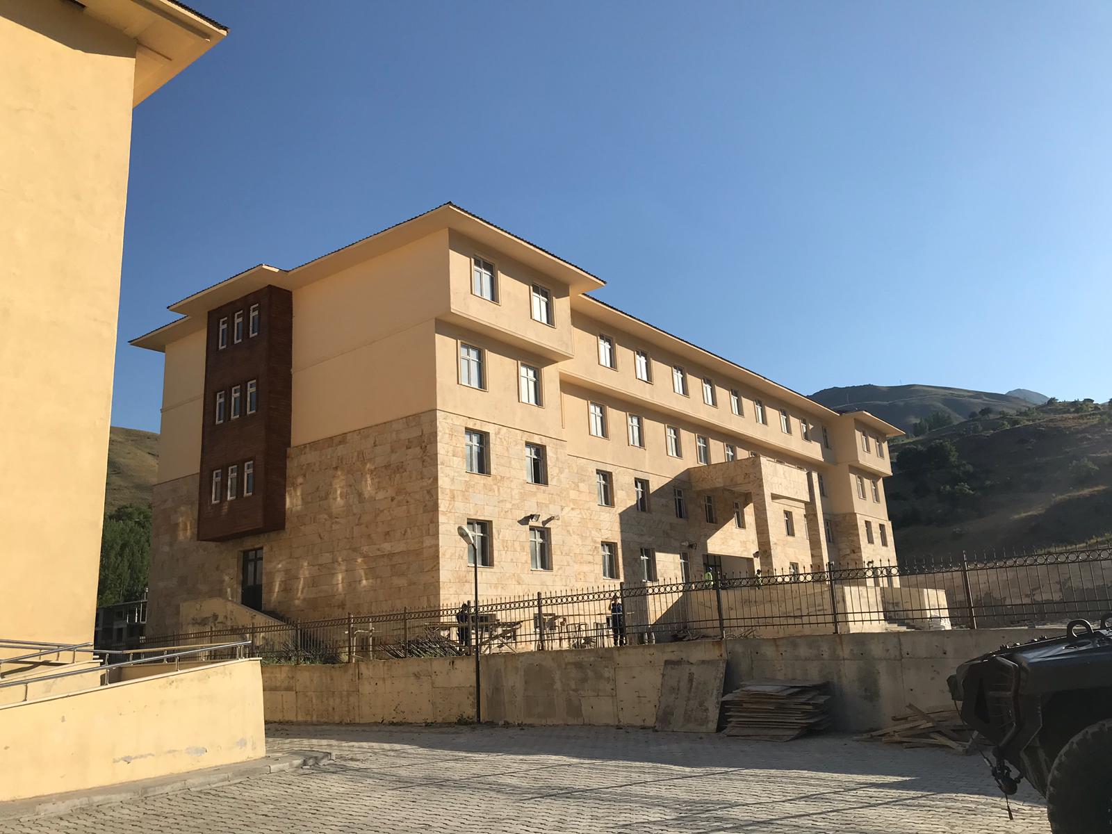 Hakkari İli Merkez İlçesinde yapımı devam eden Sportoto Anadolu Lisesi Okulu İnşaat İncelemeleri