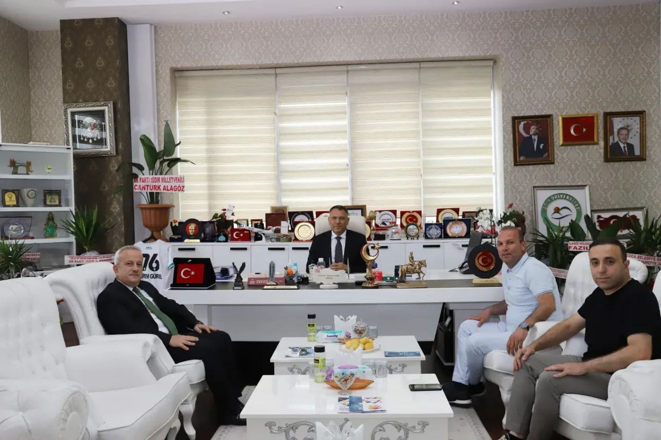 İl Müdürümüz Mahmut GÜLTEKİN, İl Müdür Yardımcımız Efkan ARAS ve  Milli Emlak Müdürü Ali ÇALIK Iğdır üniversitesi Rektörü Prof. Dr. Ekrem GÜREL'e Hayırlı Olsun Ziyareti