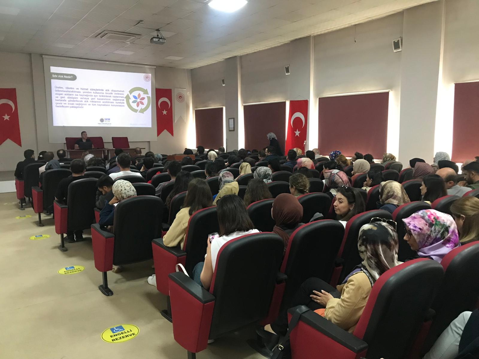Öğrencilerimizde Sıfır Atık Bilincinin Geliştirilmesi İçin Okul Rehber Öğretmenlerine Seminer Verilmiştir.