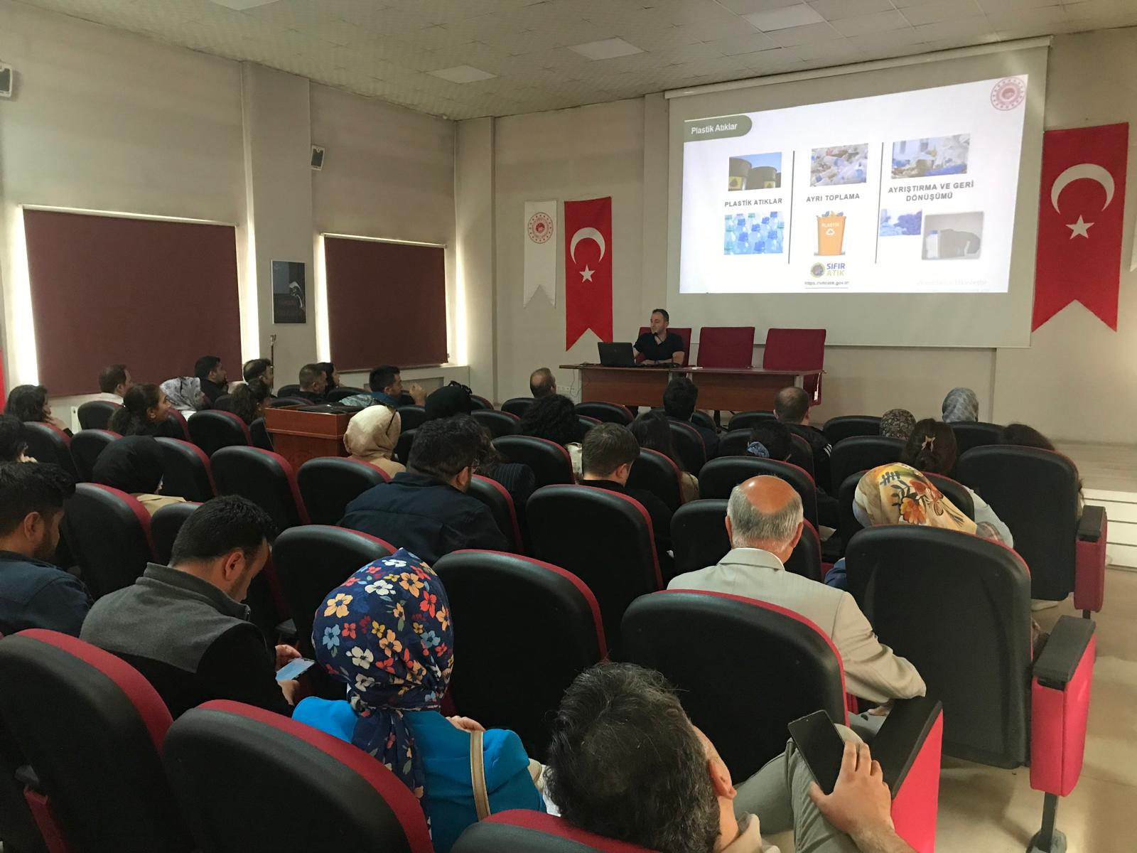 Öğrencilerimizde Sıfır Atık Bilincinin Geliştirilmesi İçin Okul Rehber Öğretmenlerine Seminer Verilmiştir.