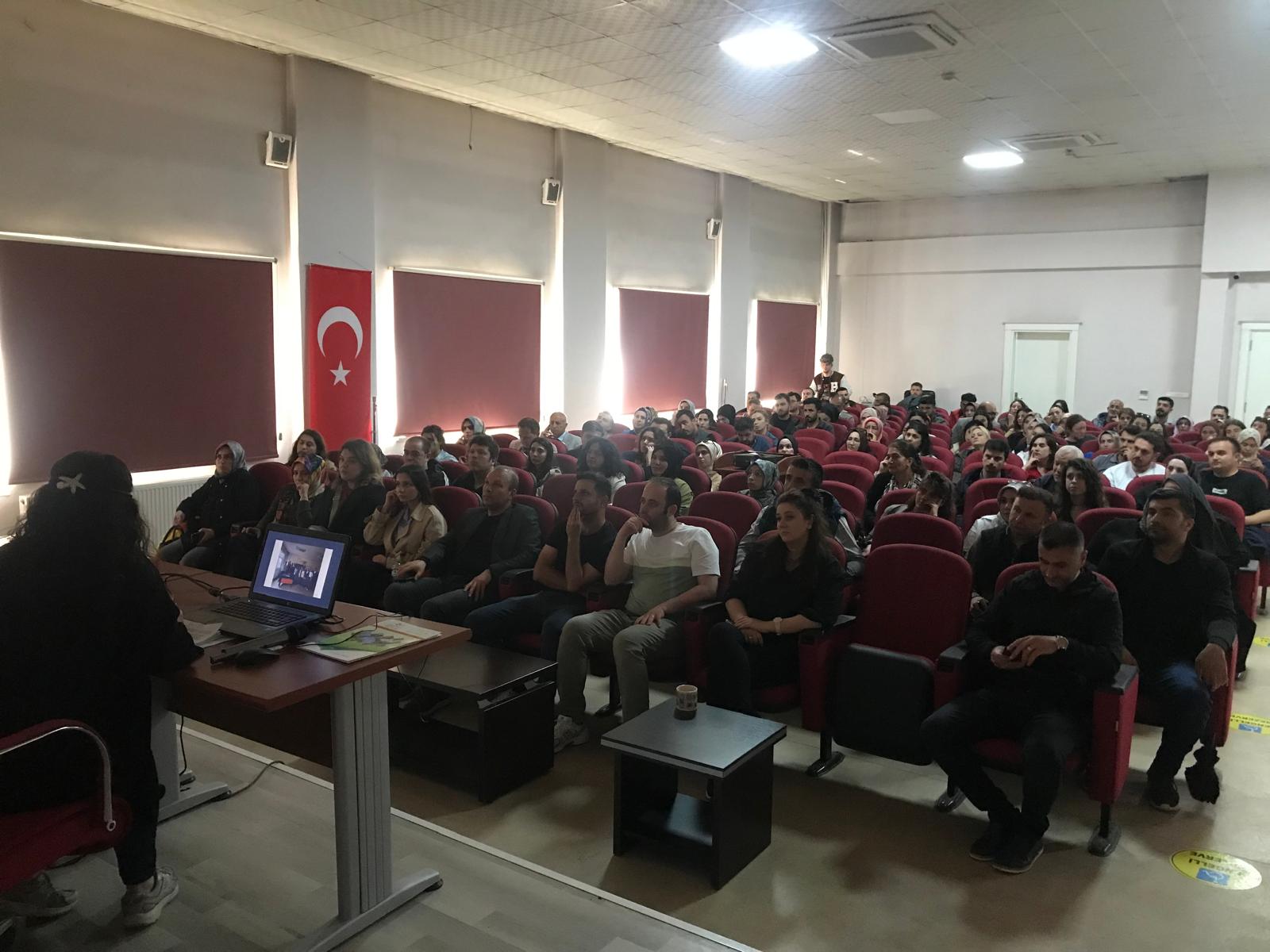 Öğrencilerimizde Sıfır Atık Bilincinin Geliştirilmesi İçin Okul Rehber Öğretmenlerine Seminer Verilmiştir.