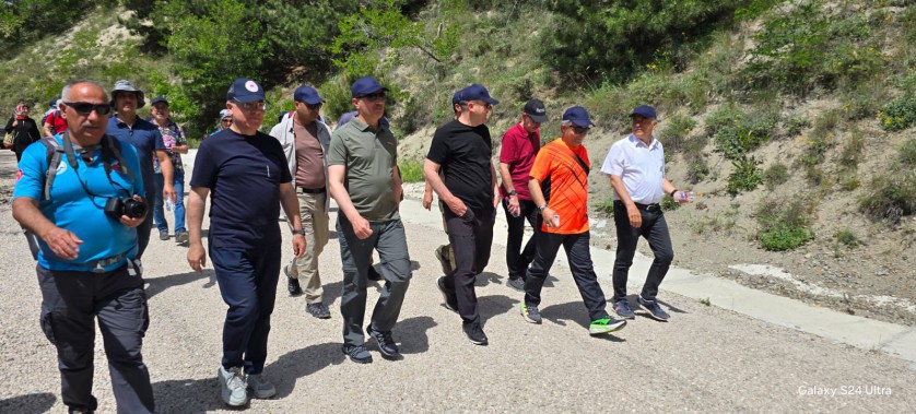 Gölcük Tabiat Parkı'nda Doğa Yürüyüşü ve Orman Temizliği