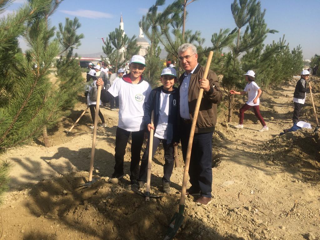 En Geniş Çevre Etkinliklerinden Biri Olan 11 Milyon Fidan Dikimi Etkinliğinde Isparta’da Yüzlerce Fidan Toprakla Buluştu.