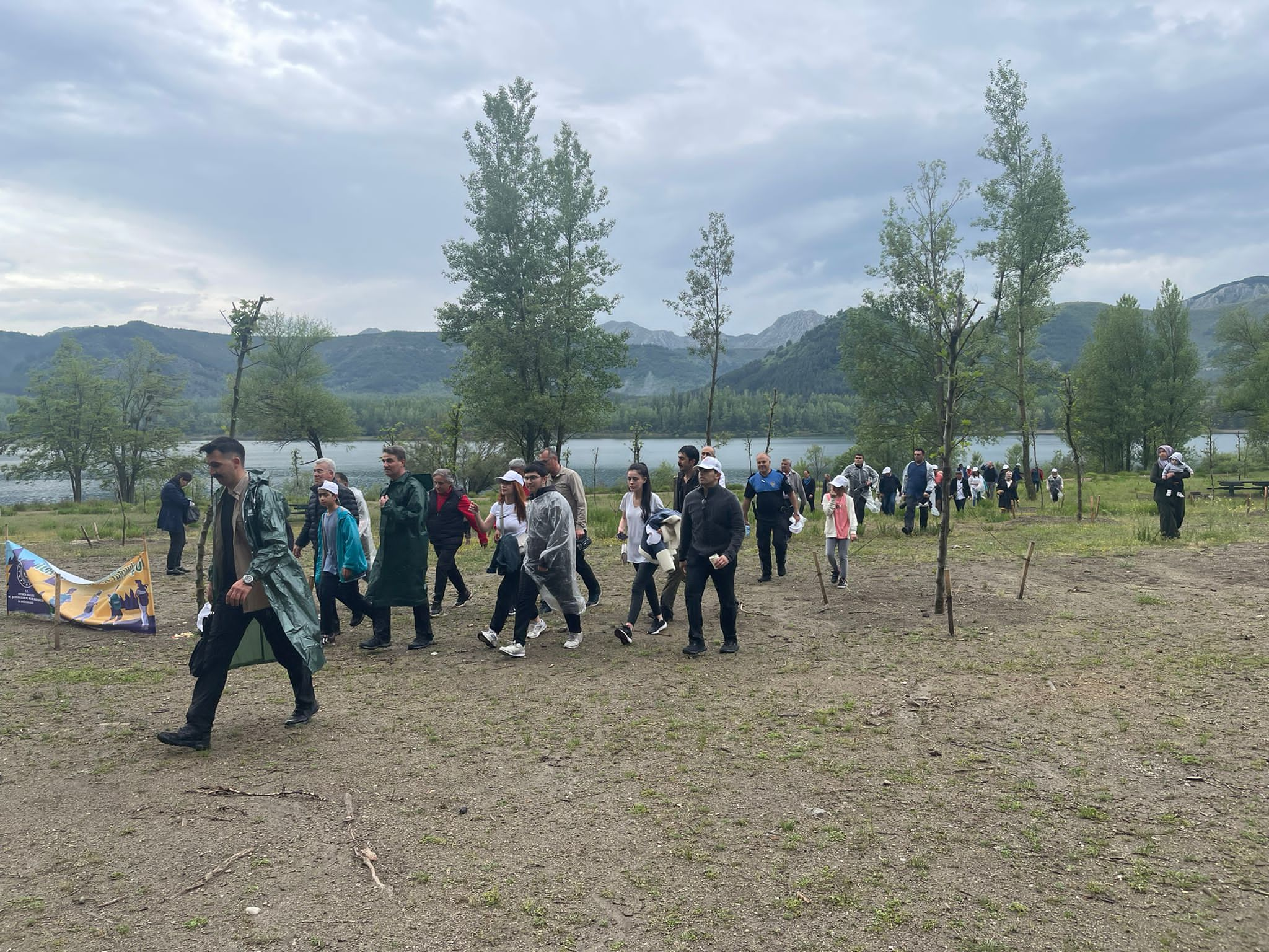 GÖLCÜK TABİAT PARKINDA ÇEVRE TEMİZLİĞİ VE DOĞA YÜRÜYÜŞÜ