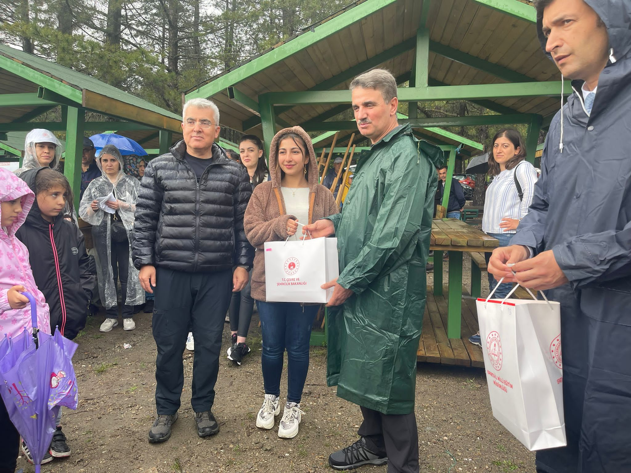 GÖLCÜK TABİAT PARKINDA ÇEVRE TEMİZLİĞİ VE DOĞA YÜRÜYÜŞÜ