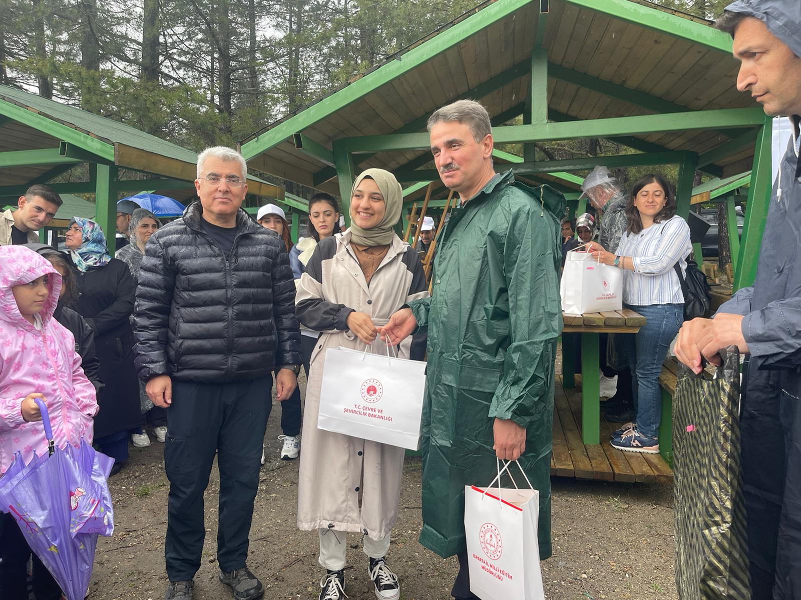 GÖLCÜK TABİAT PARKINDA ÇEVRE TEMİZLİĞİ VE DOĞA YÜRÜYÜŞÜ