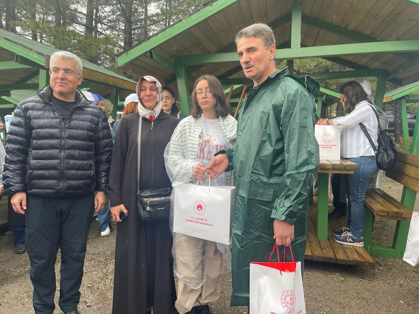 GÖLCÜK TABİAT PARKINDA ÇEVRE TEMİZLİĞİ VE DOĞA YÜRÜYÜŞÜ