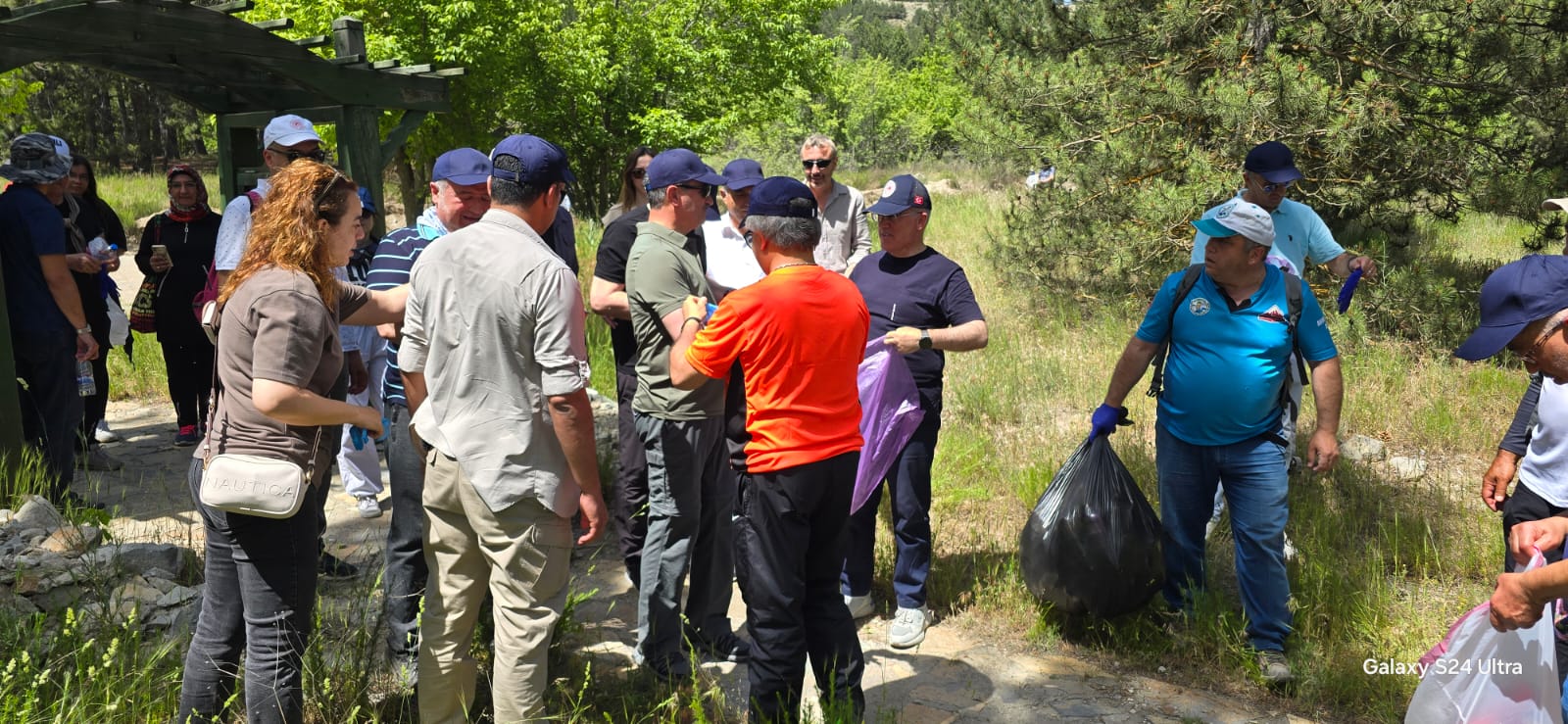 Gölcük Tabiat Parkı'nda Doğa Yürüyüşü ve Orman Temizliği