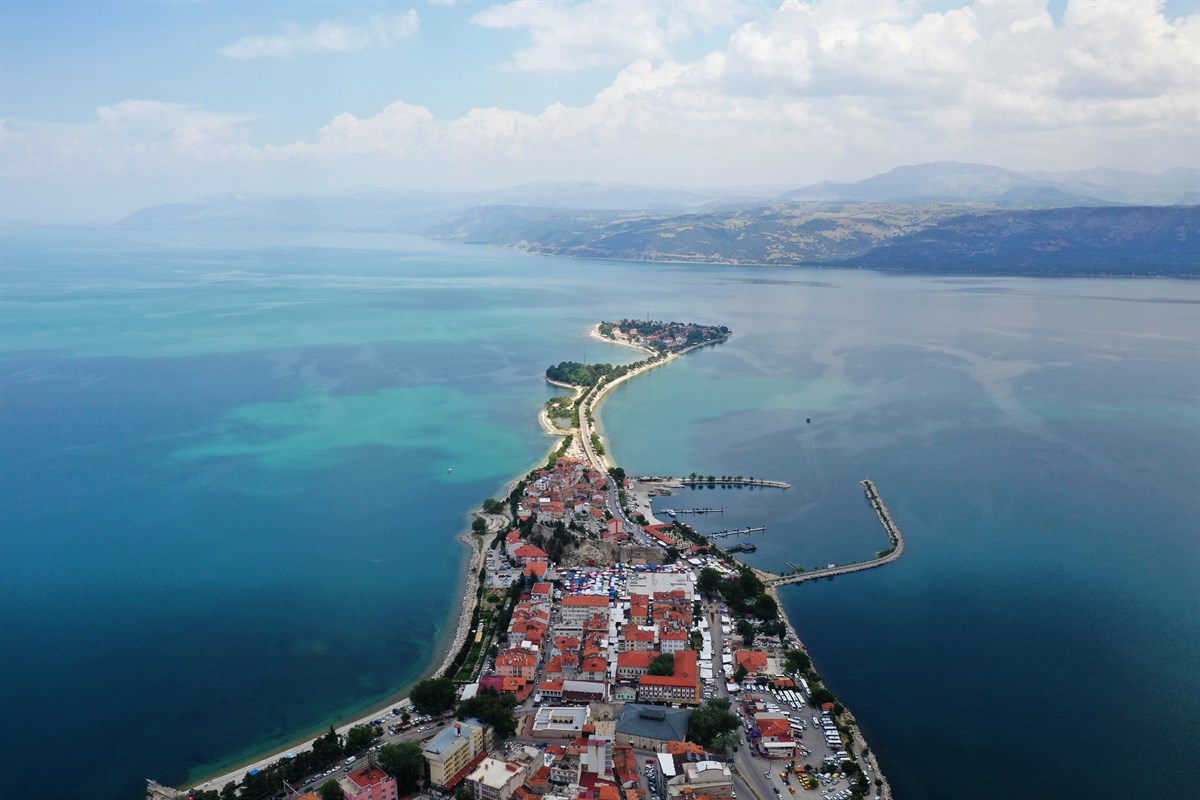 Sayın Valimizin Başkanlığında Eğirdir’de Yürütülen ve Planlanan Çalışmaların Değerlendirildiği Bir Toplantı Gerçekleştirildi