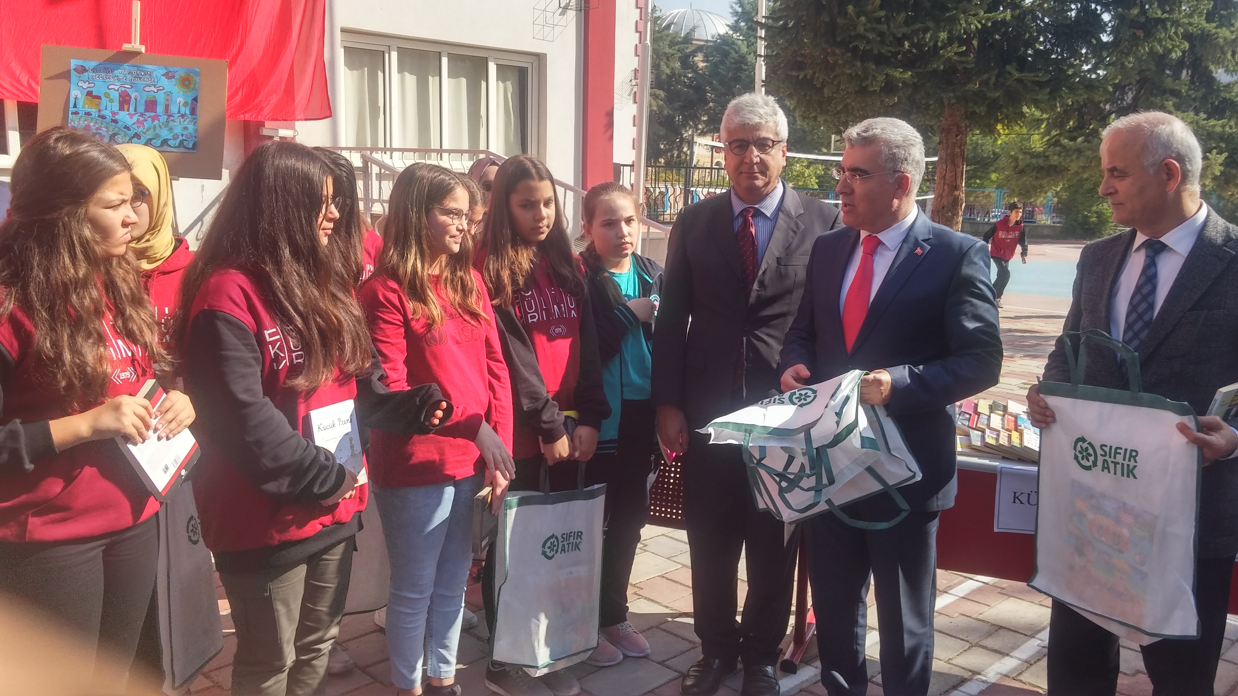 Sıfır Atık projesi kapsamında, “31 Ekim Dünya Tasarruf Günü” Okullar Arası Kitap Değişim Etkinliği düzenlendi.