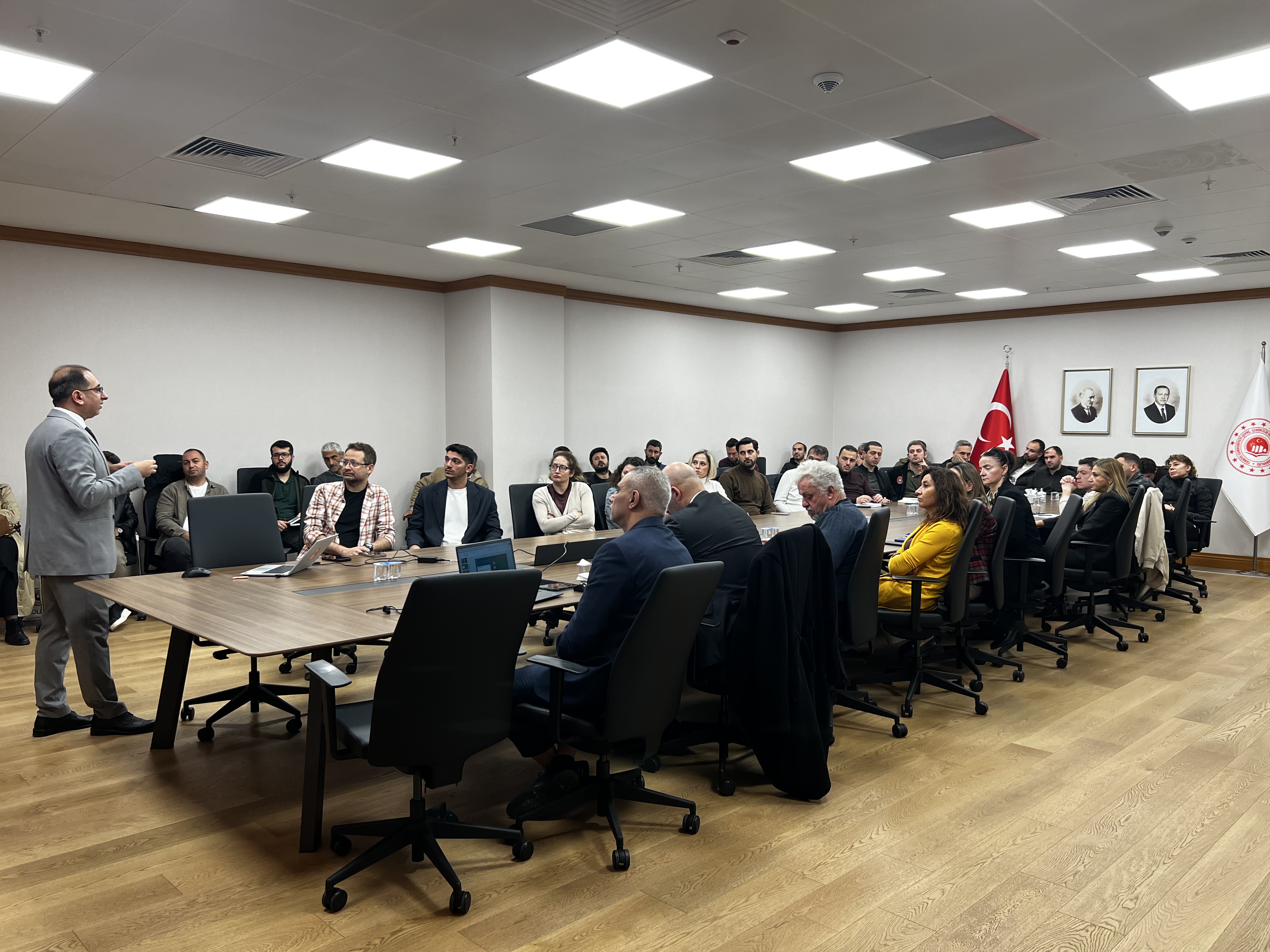 İl Müdürlüğümüzde Prof. Dr. Murat Emre Kartal’ın Katkılarıyla Performans Analizi Ve Güçlendirme Eğitimi Gerçekleştirildi.