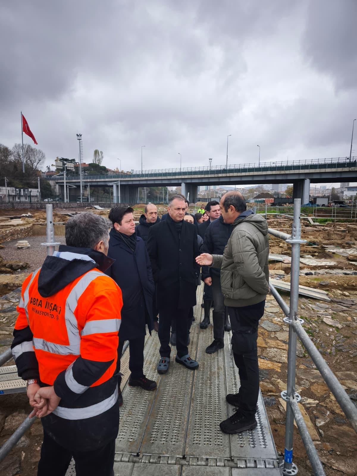 İl Müdürümüz Sayın Maliki Ejder Batur, Kadıköy Belediye Başkanı Sayın Mesut Kösedağı İle Birlikte Haydarpaşa Garı Projesi Şantiyesi’nde İncelemelerde Bulunarak Yüklenici Firma Yetkililerinden Yürütülen Çalışmalar Hakkında Bilgi Aldı