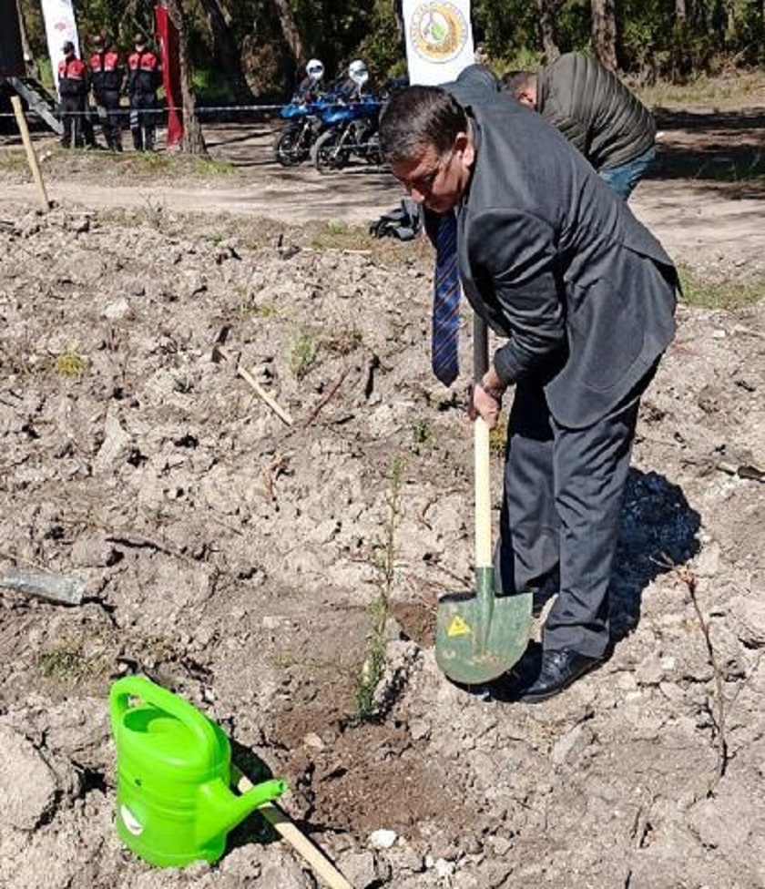 21 Mart Dünya Ormancılık Günü ve Orman Haftası münasebetiyle, İzmir Orman Bölge Müdürlüğü tarafından Menderes-Kısık Mevkii’nde gerçekleştirilen “fidan dikimi törenine” İl Müdürümüz Sn Halit ERGİN katılım sağladılar