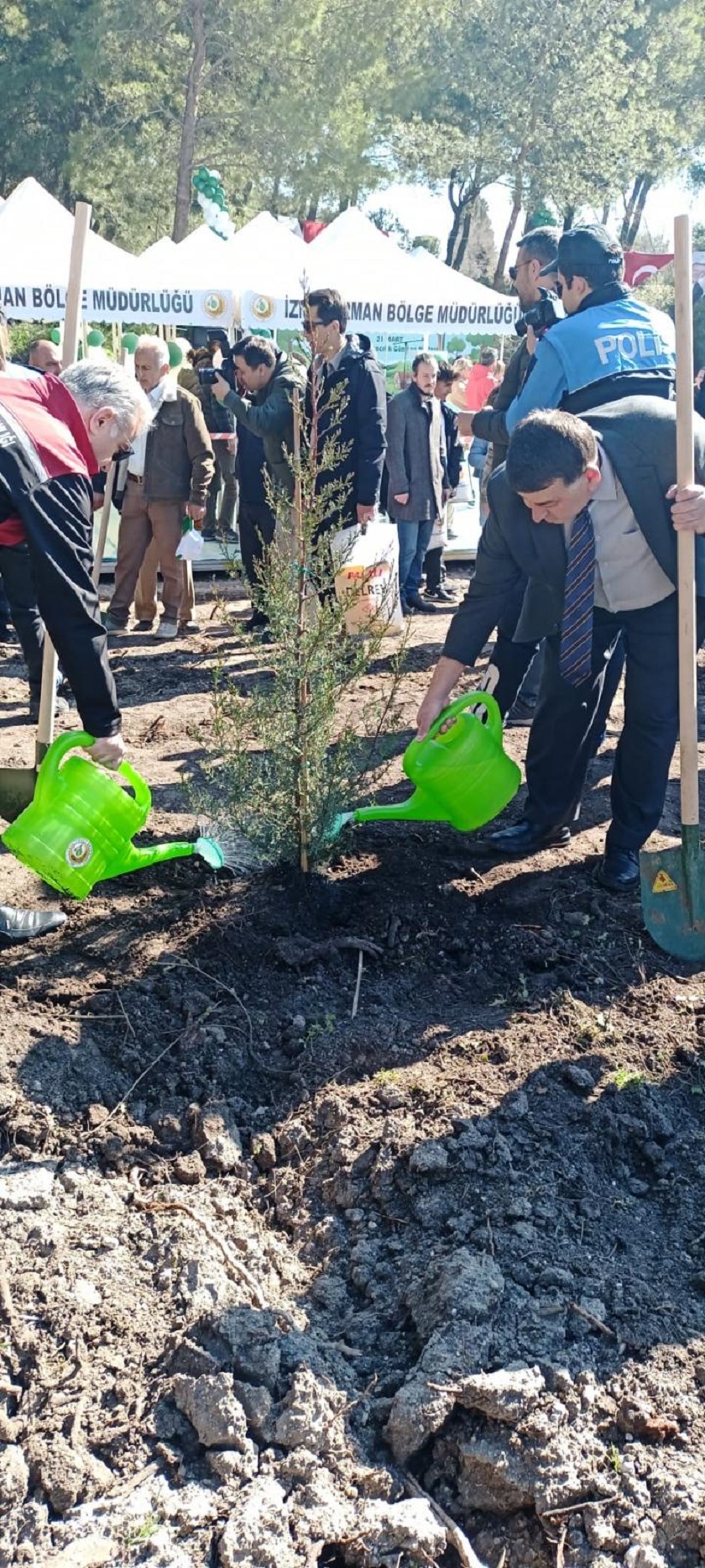 21 Mart Dünya Ormancılık Günü ve Orman Haftası münasebetiyle, İzmir Orman Bölge Müdürlüğü tarafından Menderes-Kısık Mevkii’nde gerçekleştirilen “fidan dikimi törenine” İl Müdürümüz Sn Halit ERGİN katılım sağladılar