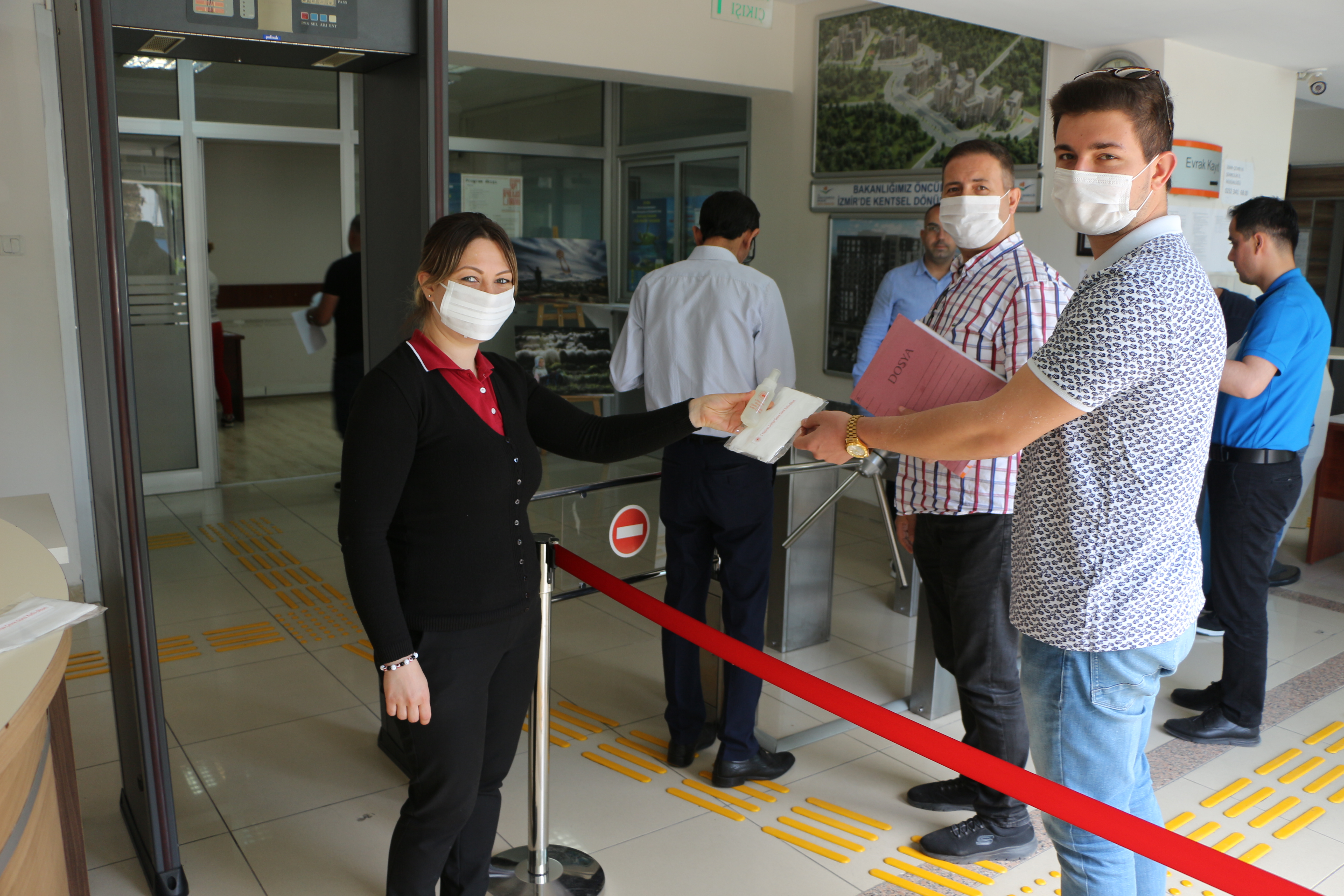 5 Haziran Dünya Çevre Günü kapsamında personelimize ve misafirlerimize maske ve kolonya dağıtımı yapıldı.