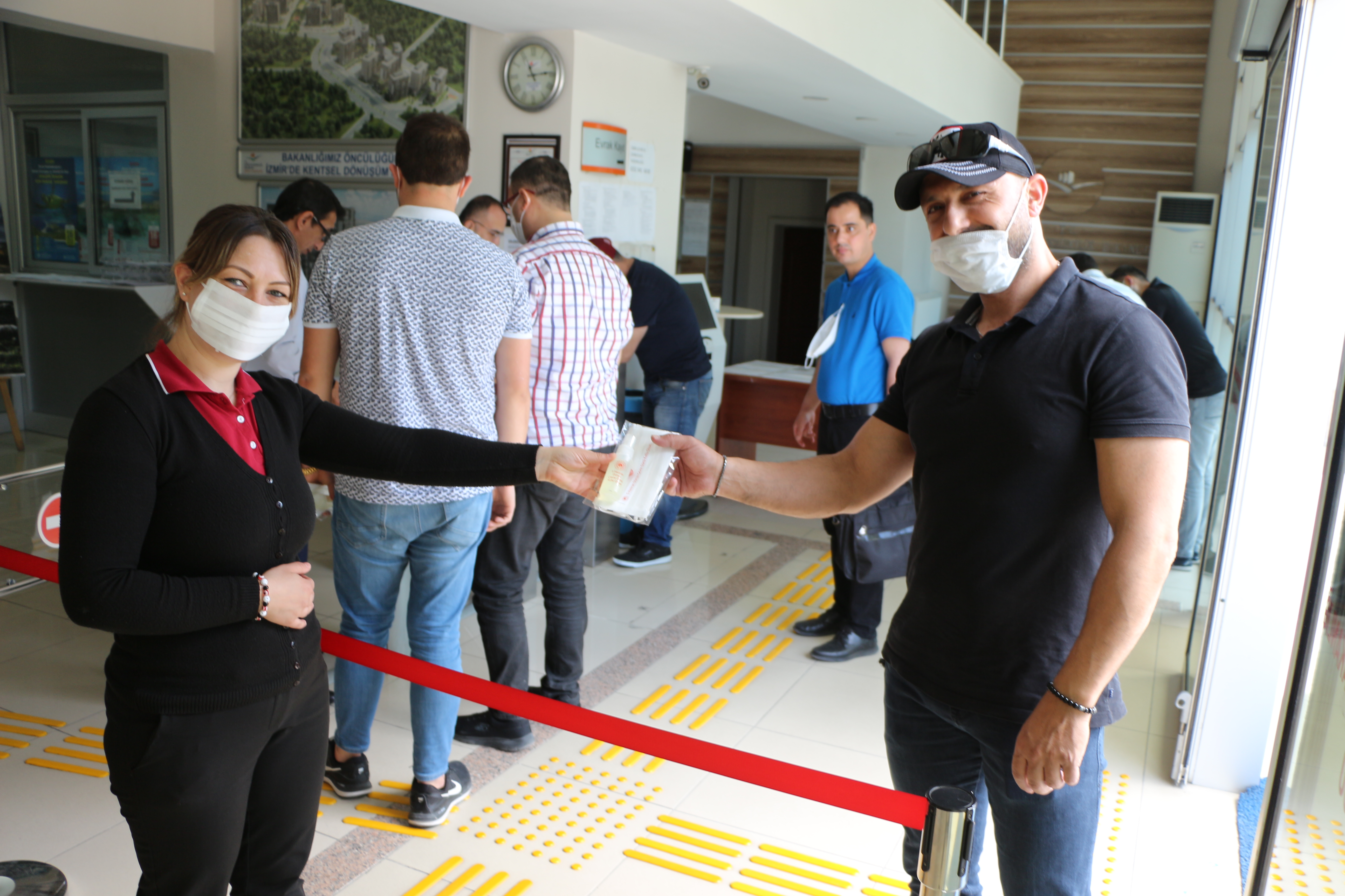 5 Haziran Dünya Çevre Günü kapsamında personelimize ve misafirlerimize maske ve kolonya dağıtımı yapıldı.