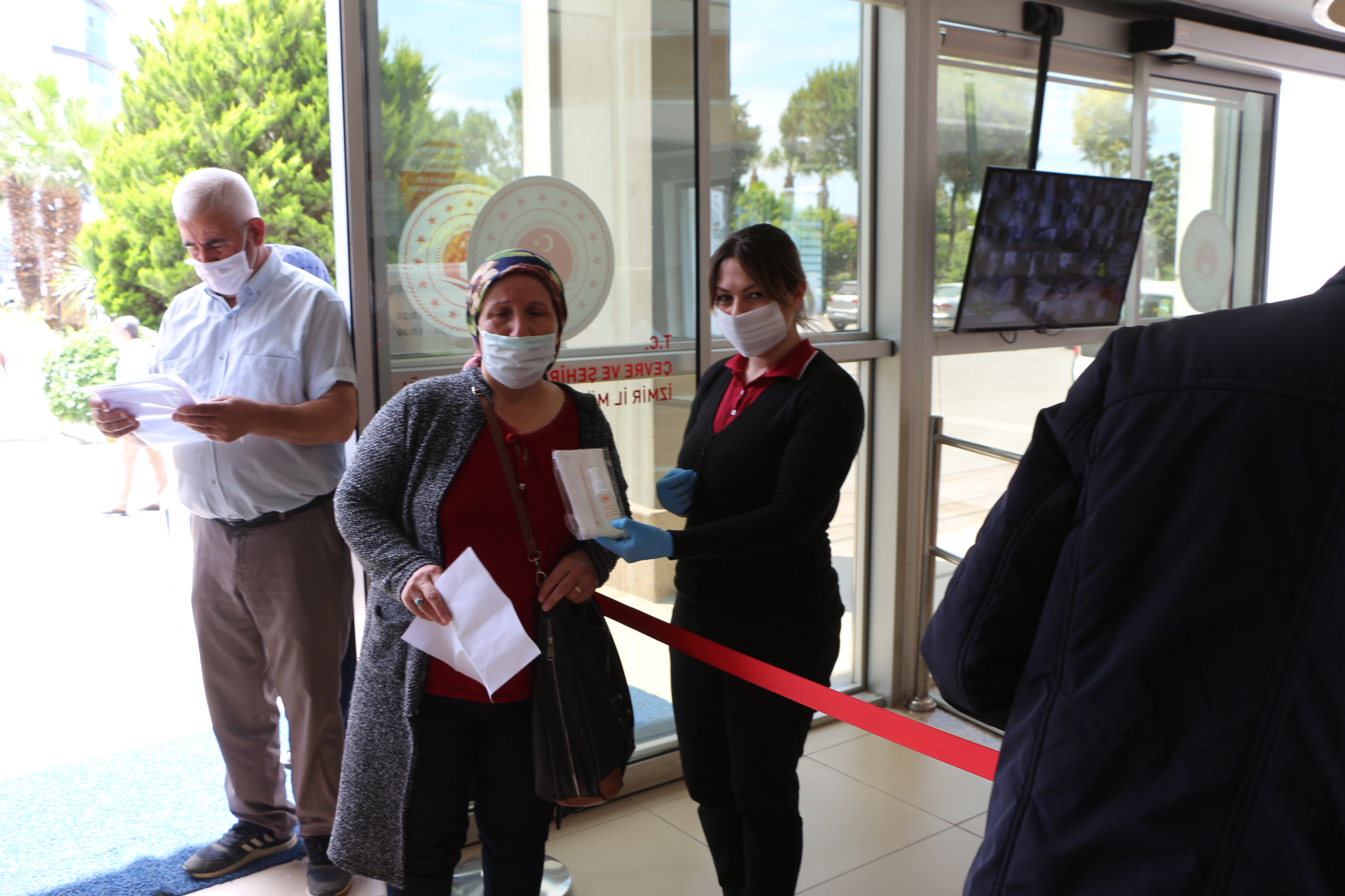 5 Haziran Dünya Çevre Günü kapsamında personelimize ve misafirlerimize maske ve kolonya dağıtımı yapıldı.