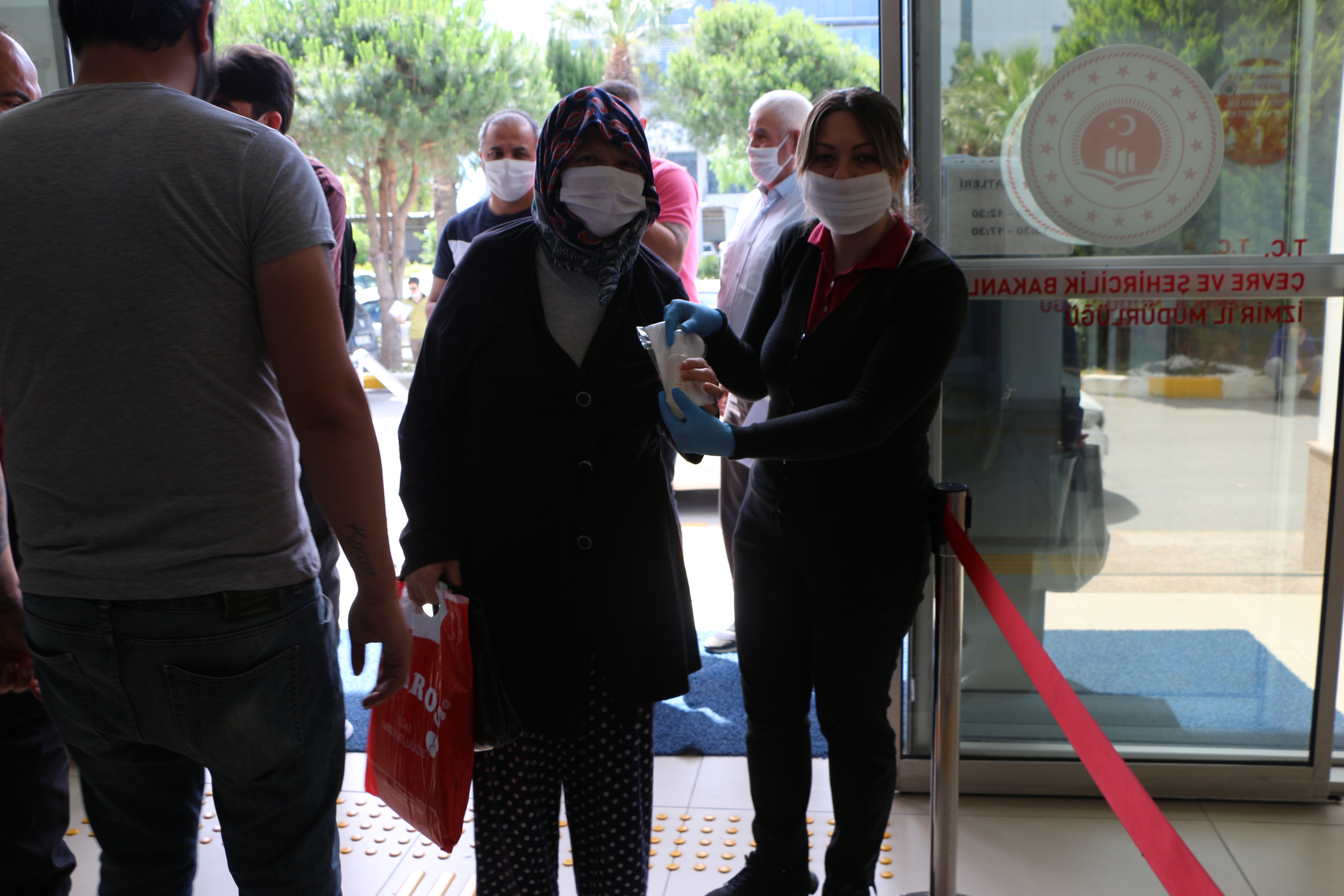 5 Haziran Dünya Çevre Günü kapsamında personelimize ve misafirlerimize maske ve kolonya dağıtımı yapıldı.