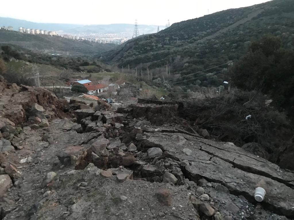 BORNOVA EĞRİDERE MAHALLESİNDE MEYDANA GELEN HEYELAN