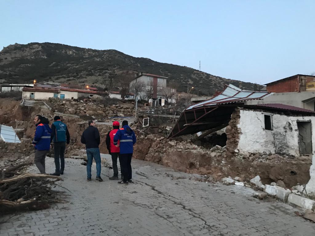 BORNOVA EĞRİDERE MAHALLESİNDE MEYDANA GELEN HEYELAN