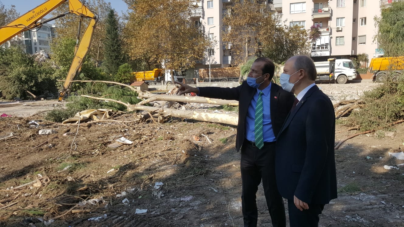 Çevre ve Şehircilik Bakan Yardımcısı Hasan Suver ve İl Müdürümüz Ömer Albayrak, deprem sonrasında ağır hasarlı olan binaların yıkım ve enkaz kaldırma faaliyetlerini yerinde inceledi.