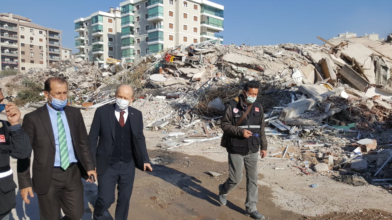 Çevre ve Şehircilik Bakan Yardımcısı Hasan Suver ve İl Müdürümüz Ömer Albayrak, deprem sonrasında ağır hasarlı olan binaların yıkım ve enkaz kaldırma faaliyetlerini yerinde inceledi.