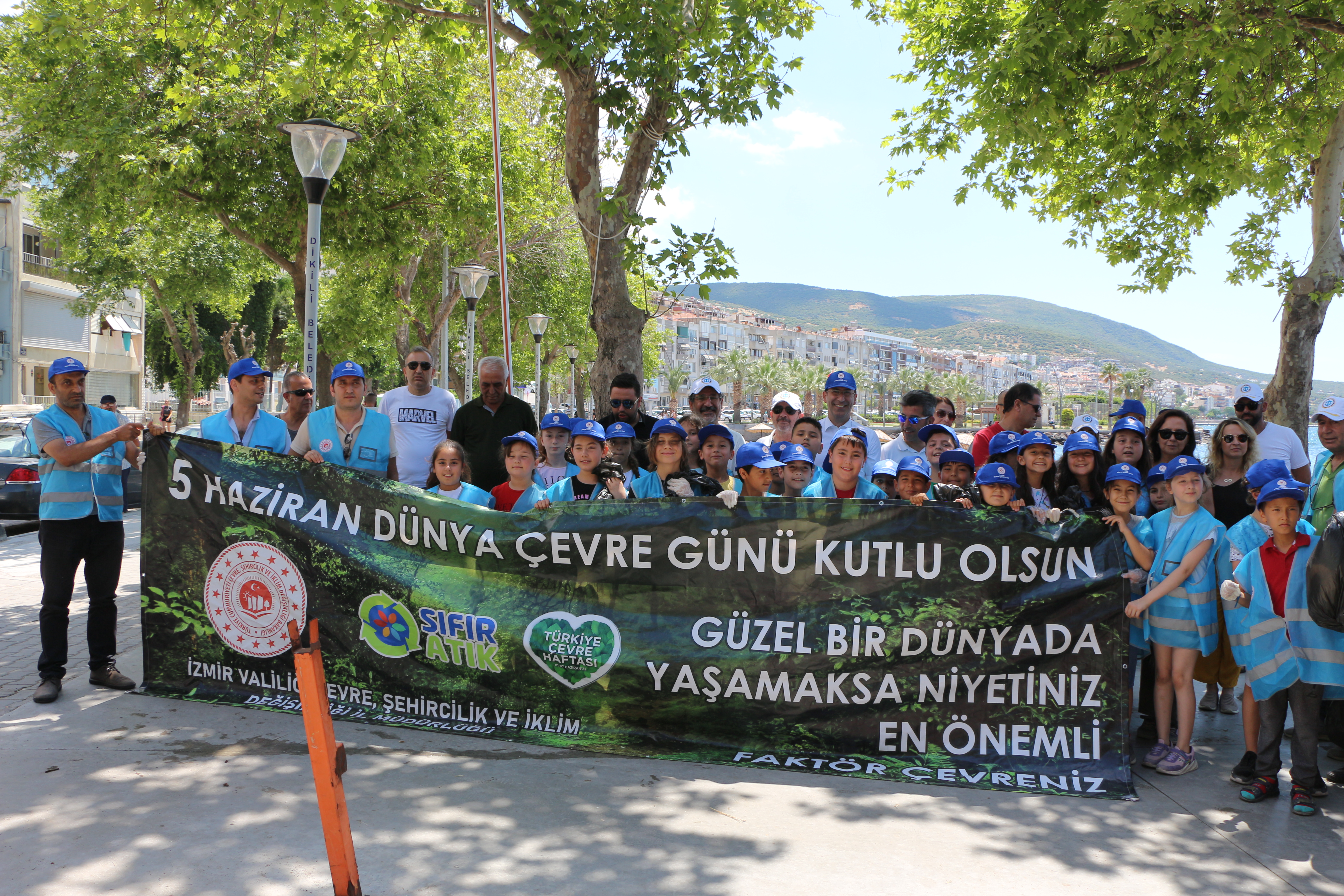 Dikili Balıkçı Barınağında Deniz ve Kıyı Temizliği Yapıldı